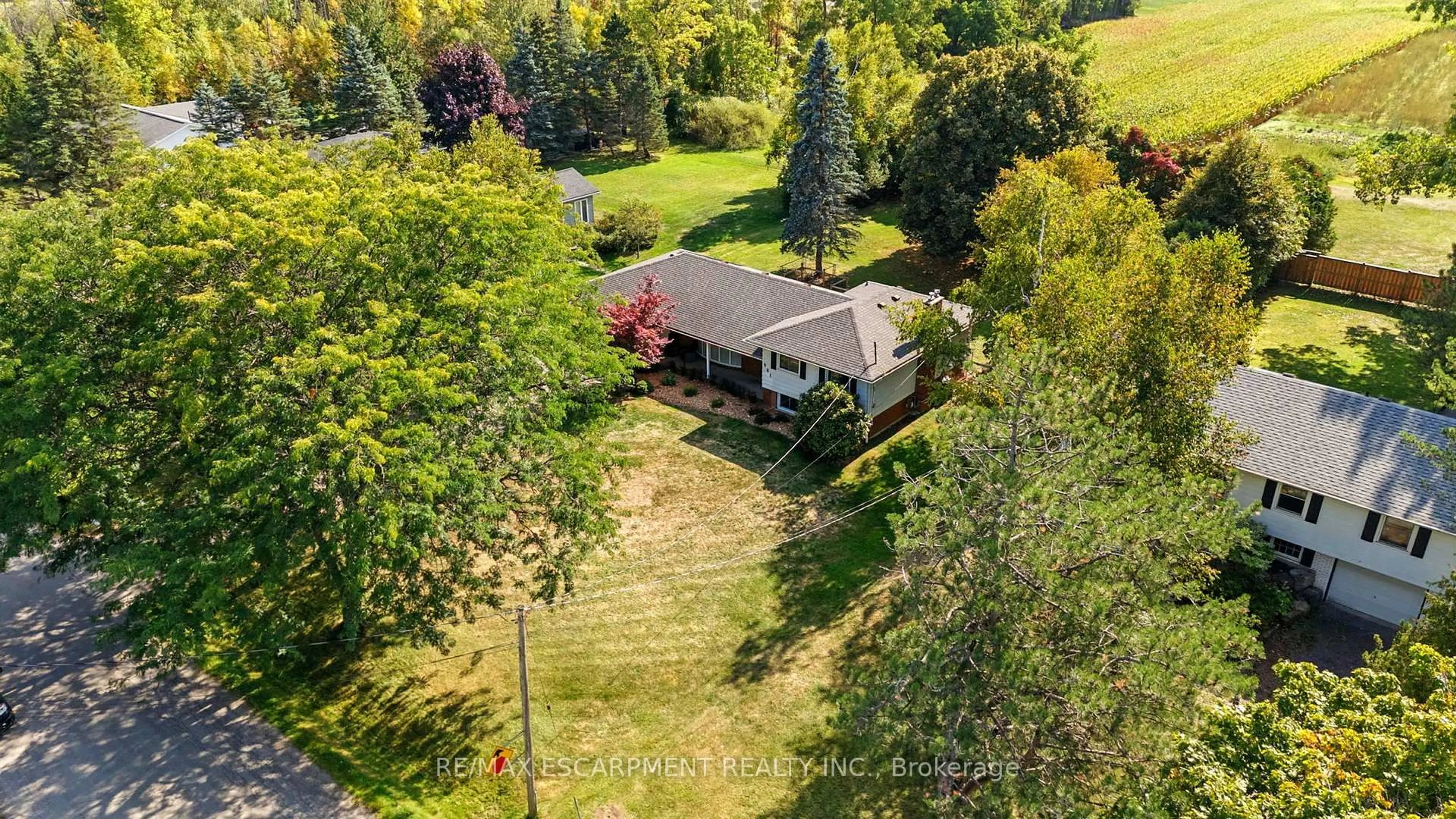 A pic from outside/outdoor area/front of a property/back of a property/a pic from drone, unknown for 961 Garden Lane, Hamilton Ontario L8B 1P2