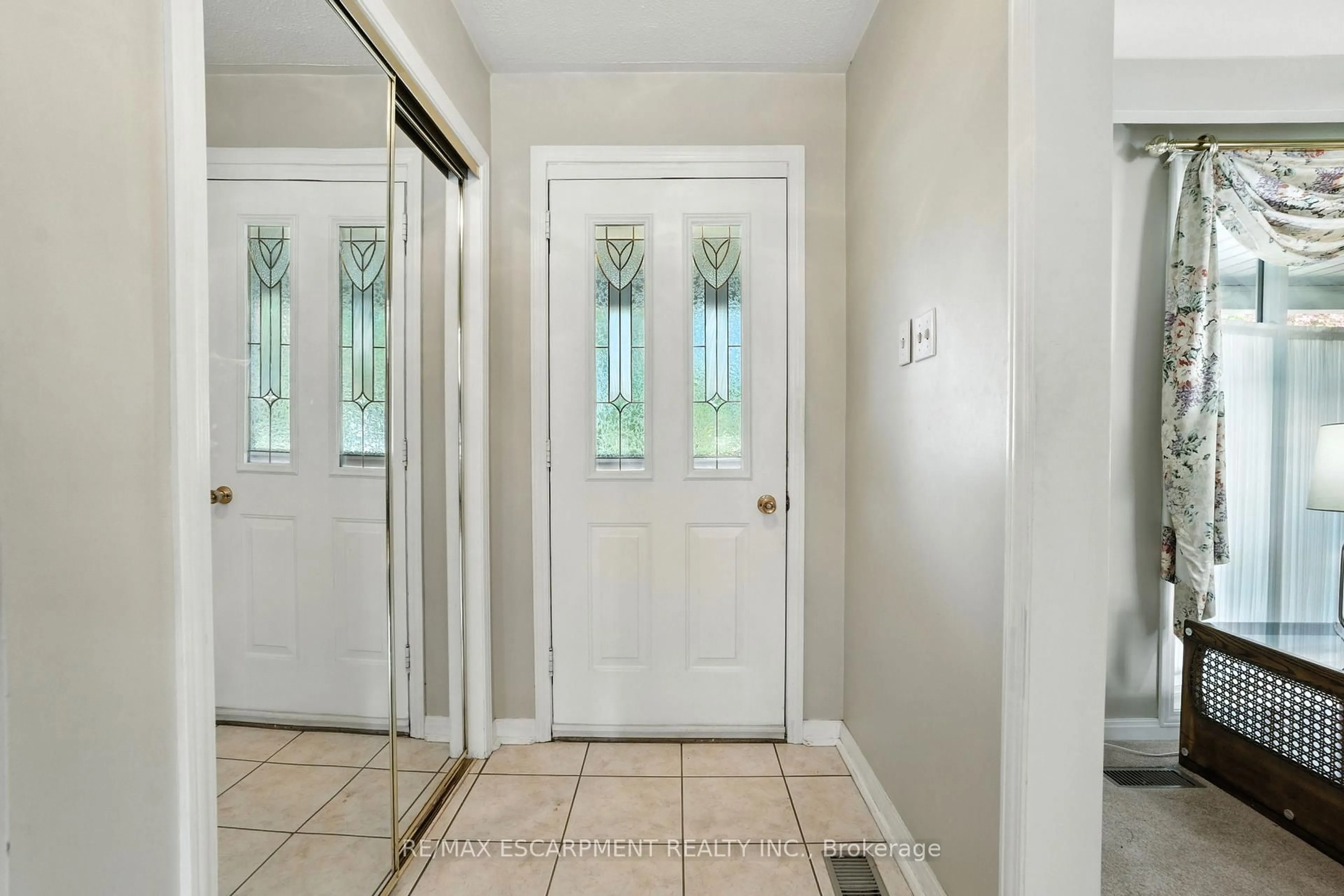 Indoor entryway for 961 Garden Lane, Hamilton Ontario L8B 1P2