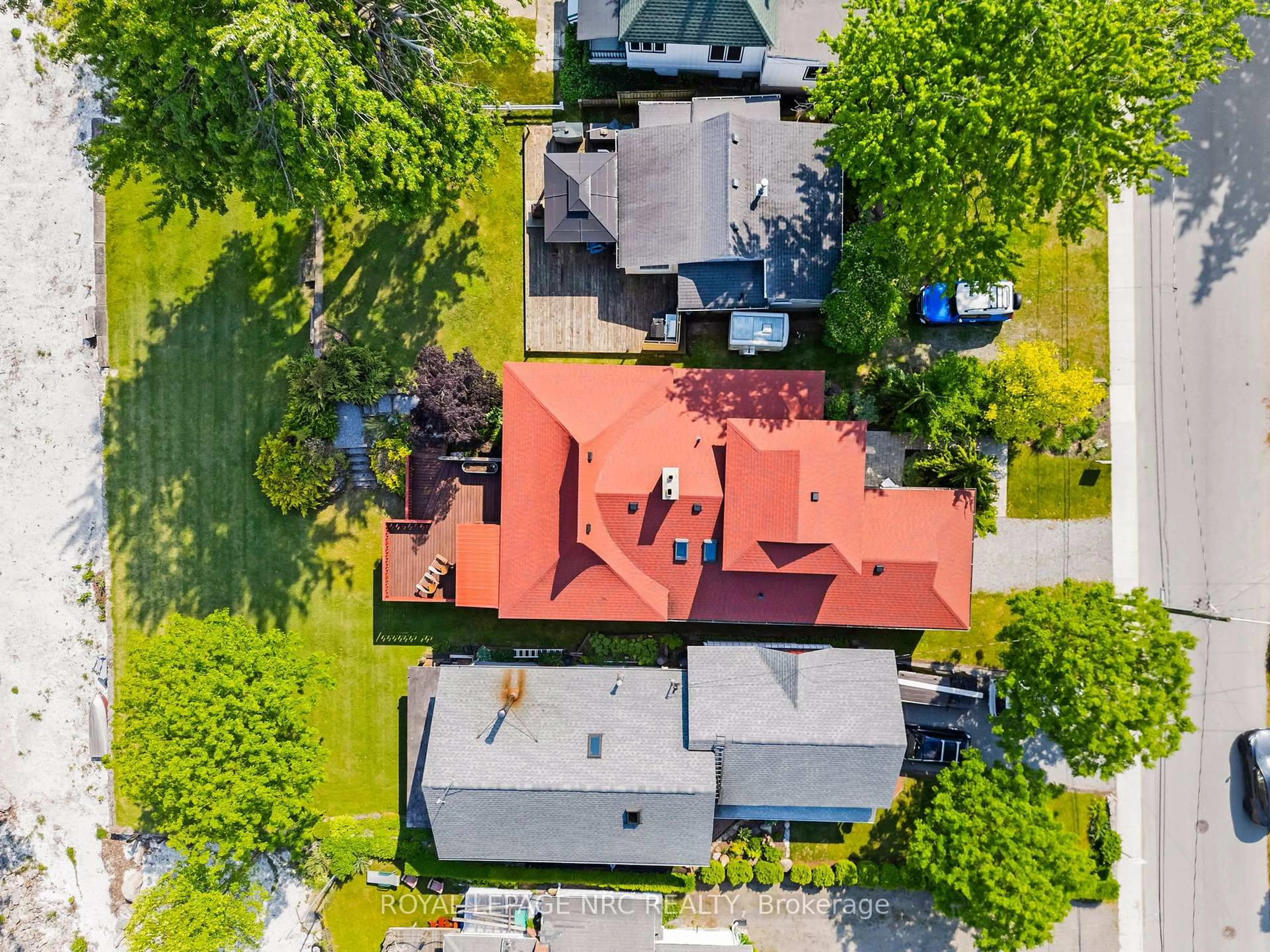 A pic from outside/outdoor area/front of a property/back of a property/a pic from drone, street for 3765 Crystal Beach Dr, Fort Erie Ontario L0S 1B0
