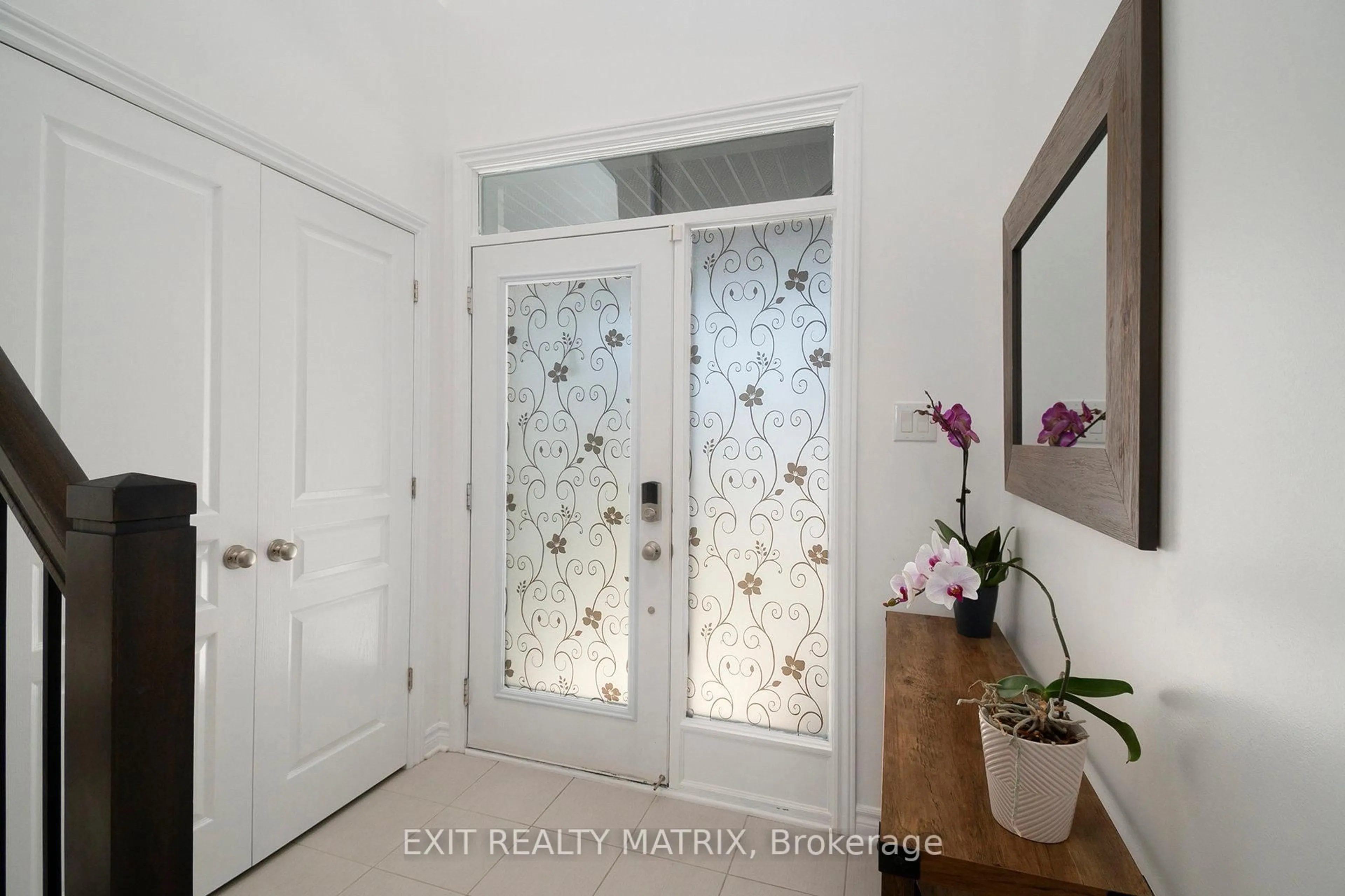 Indoor entryway for 132 LYNN VALLEY Terr, Orleans Ontario K1W 0L5