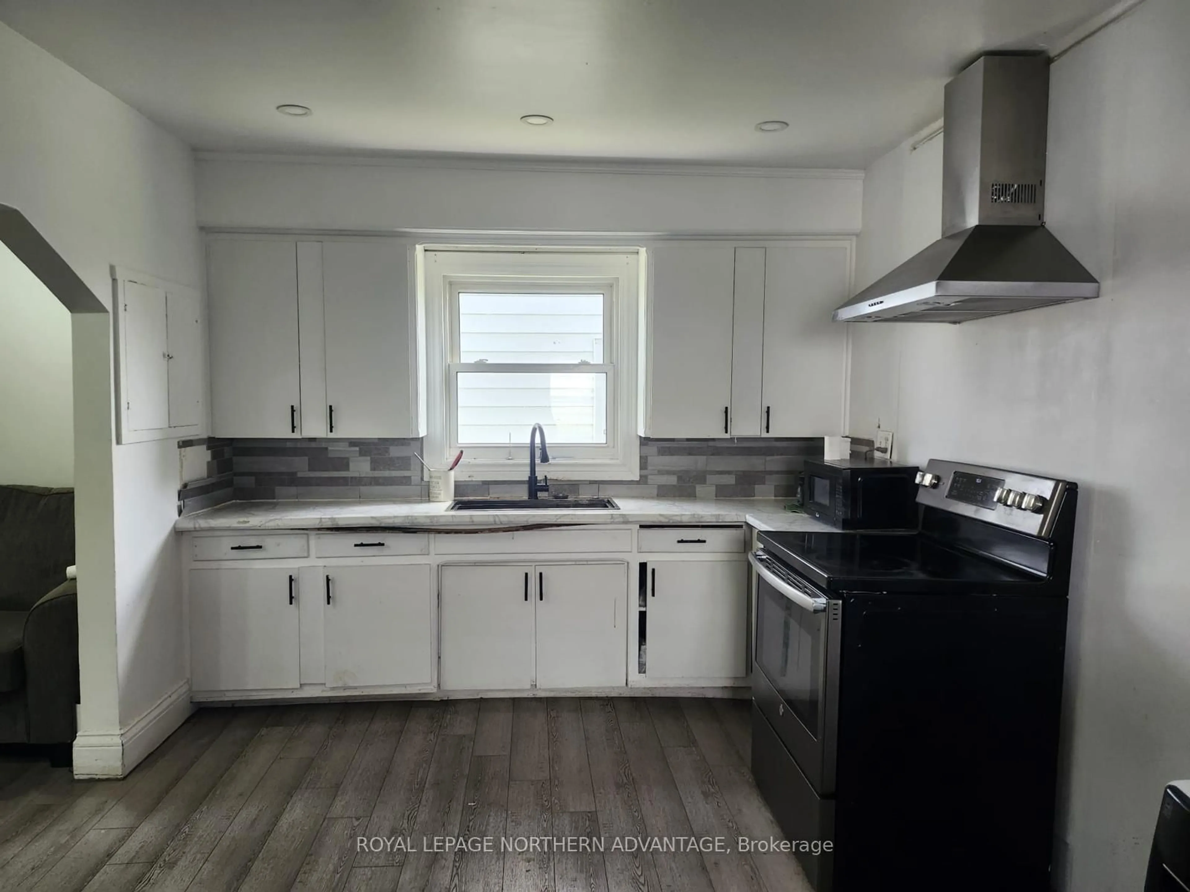 Standard kitchen, unknown for 63 Walnut St, Sault Ste Marie Ontario P6B 2E4