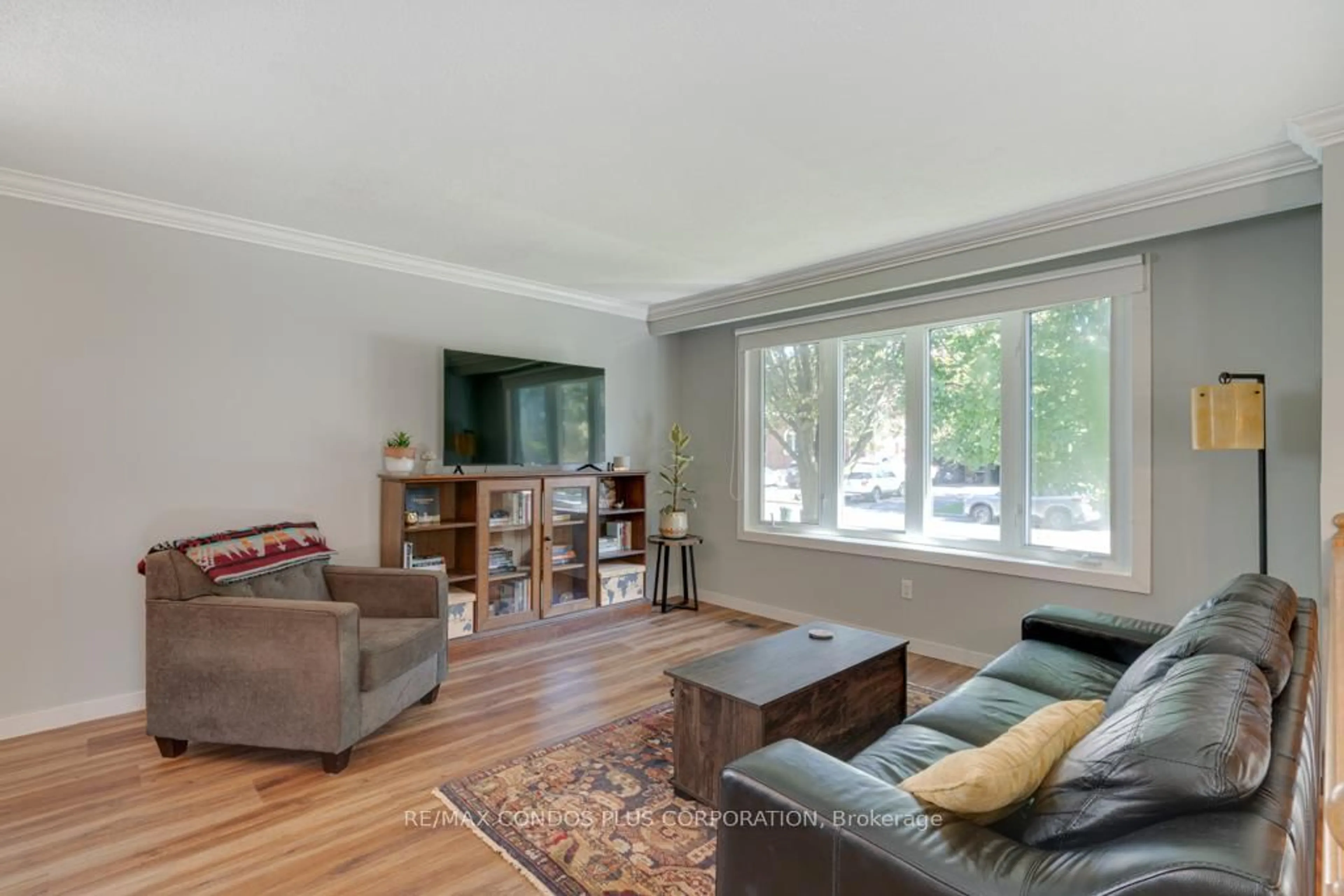 Living room with furniture, wood/laminate floor for 577 Mackechnie Cres, Cobourg Ontario K9A 4Y1