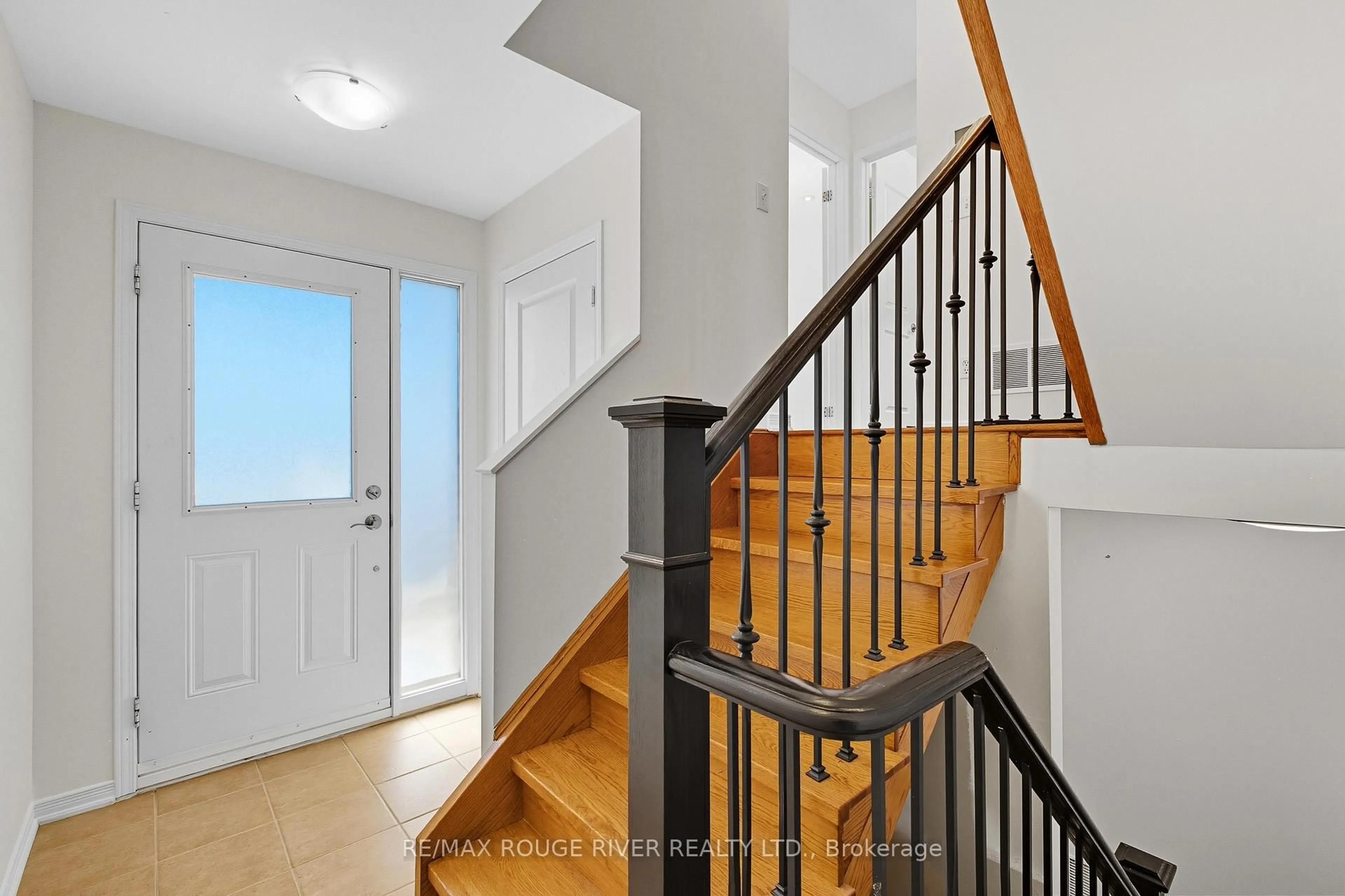 Indoor entryway for 72 Munroe St, Cobourg Ontario K9A 1C1