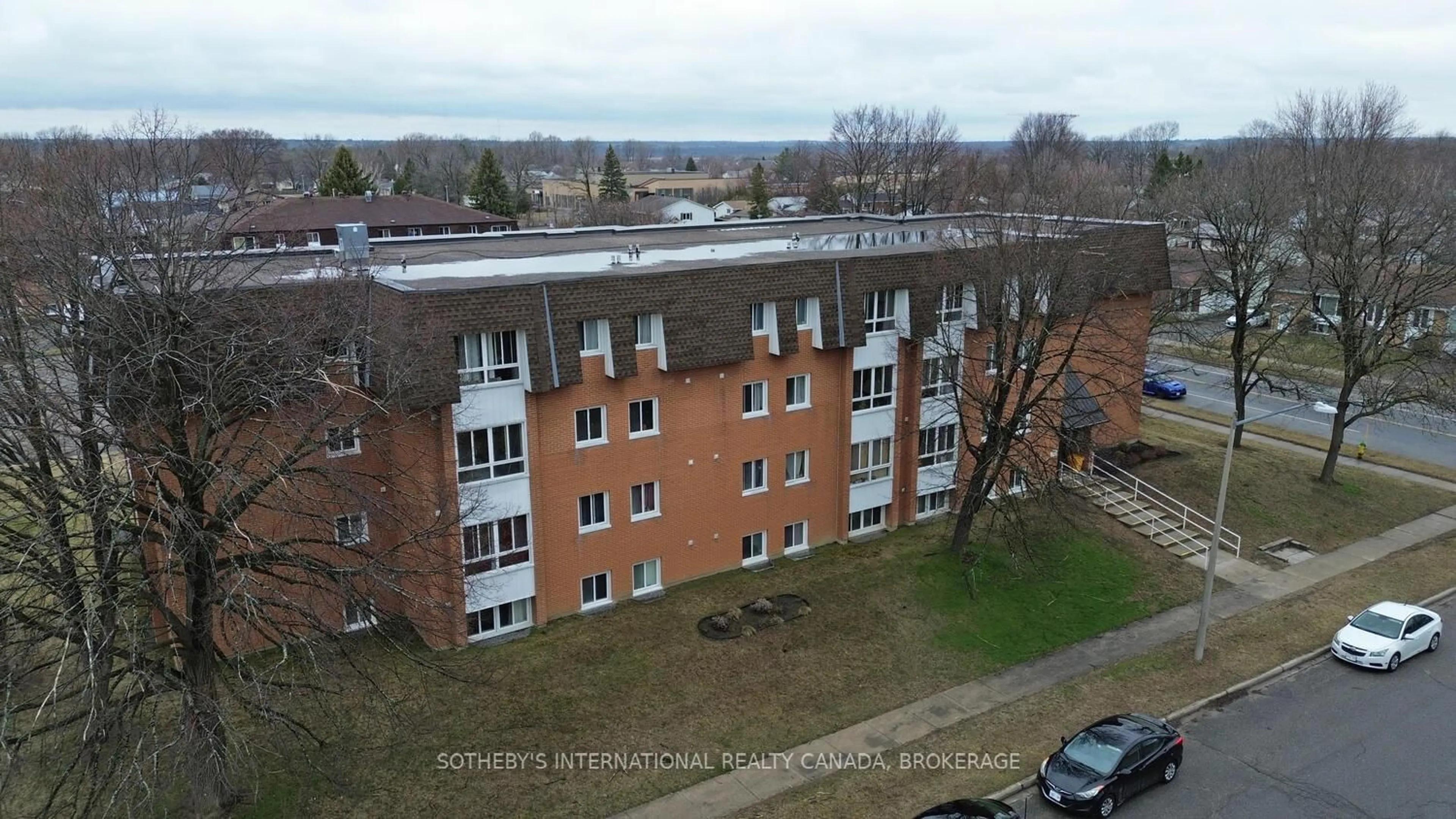 A pic from outside/outdoor area/front of a property/back of a property/a pic from drone, building for 810 Kyle Crt #306, Brockville Ontario K6V 6H6