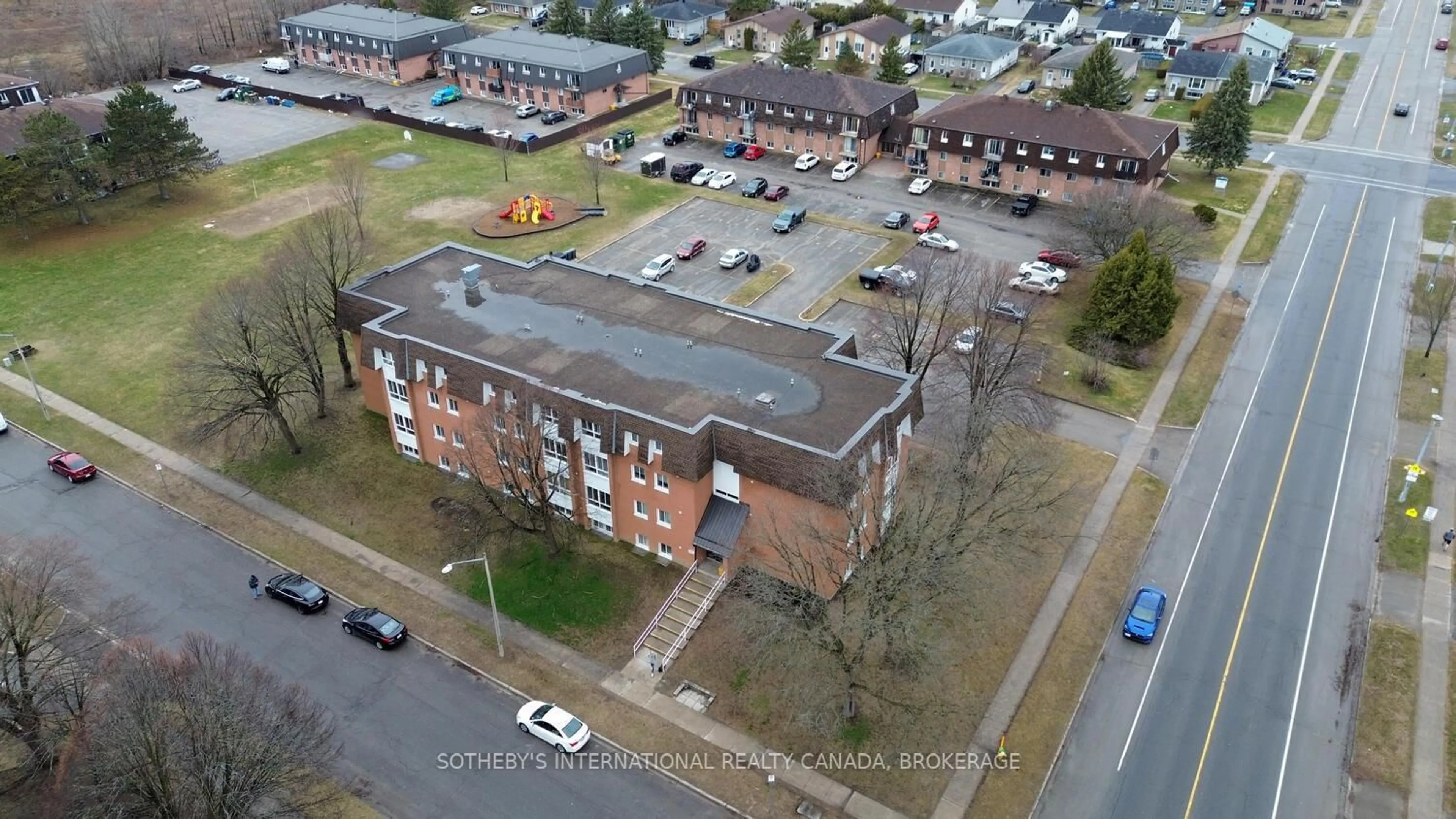 A pic from outside/outdoor area/front of a property/back of a property/a pic from drone, building for 810 Kyle Crt #102, Brockville Ontario K6V 6H6