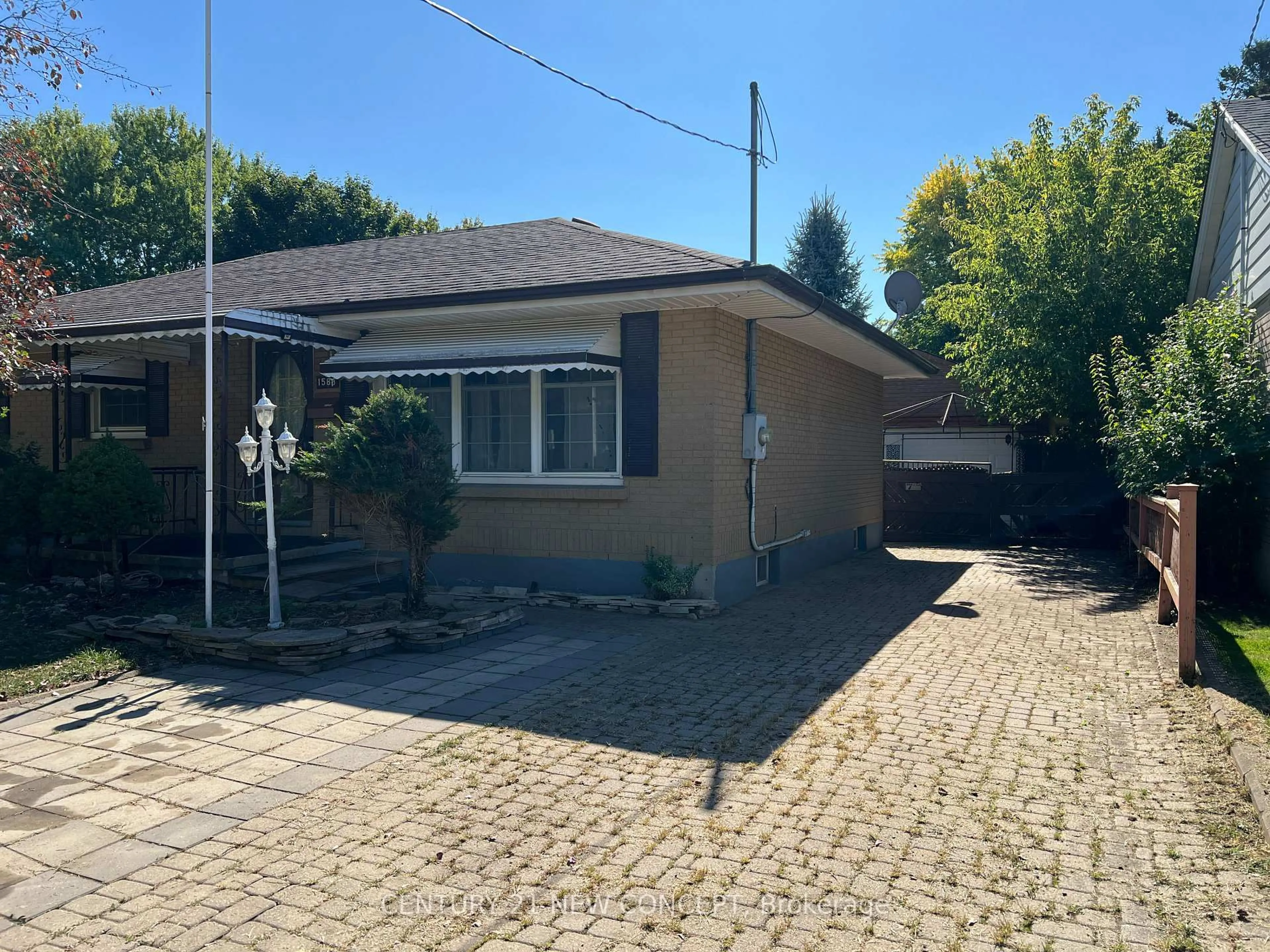 A pic from outside/outdoor area/front of a property/back of a property/a pic from drone, street for 1583 Dale St, London East Ontario N5V 1Y1