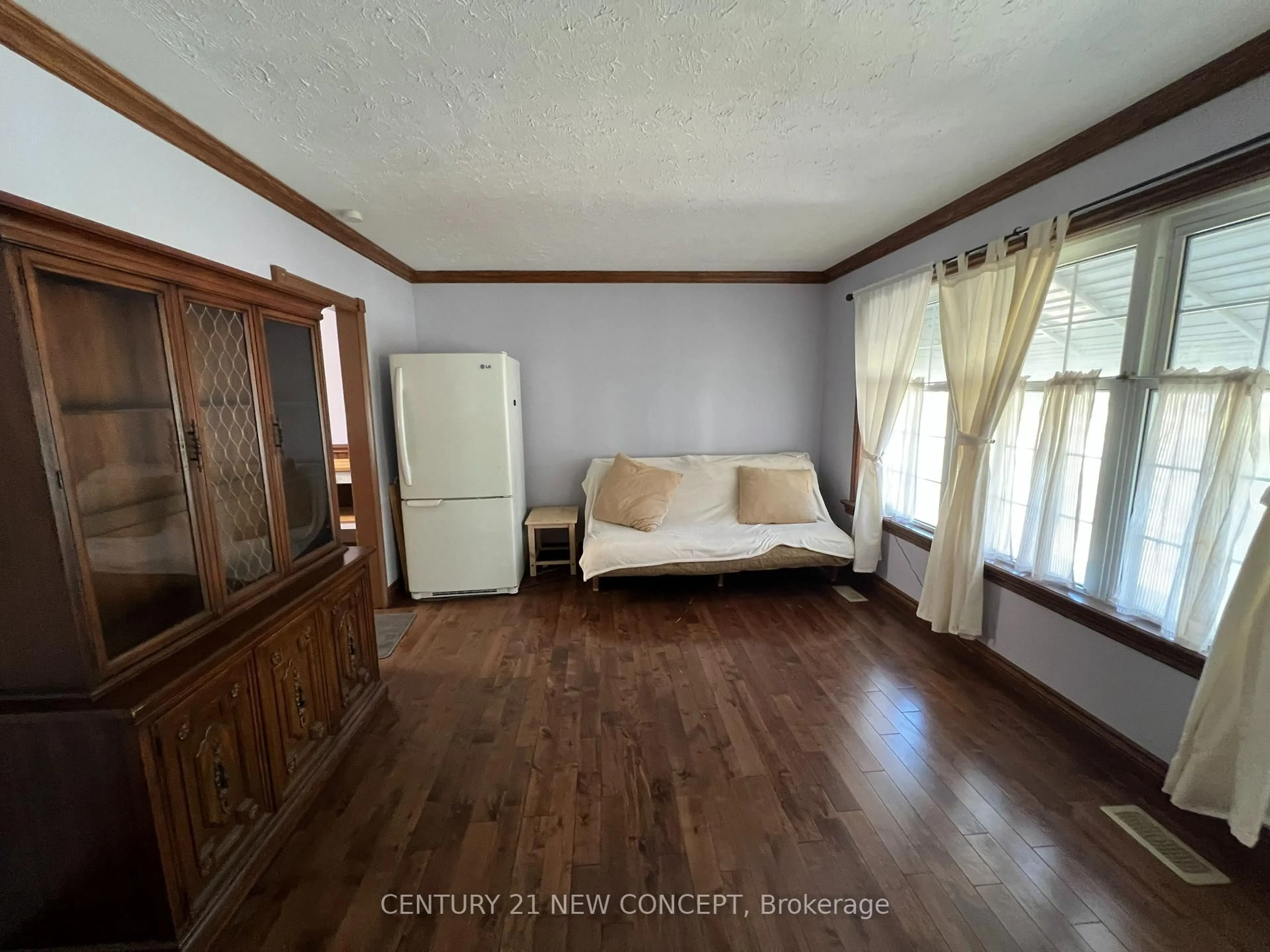A pic of a room for 1583 Dale St, London East Ontario N5V 1Y1