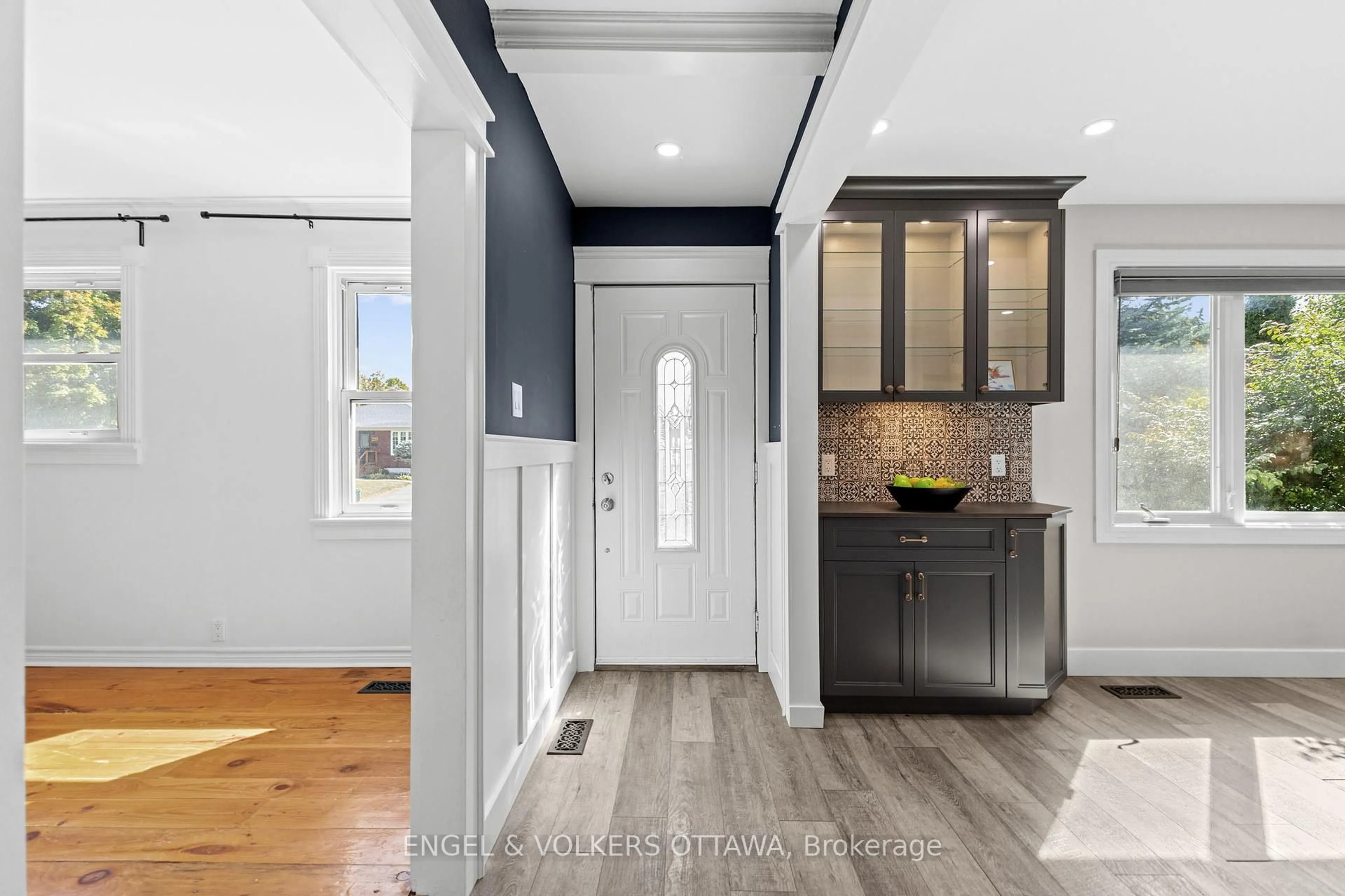 Indoor entryway for 855 Weston Dr, Ottawa Ontario K1G 1W5