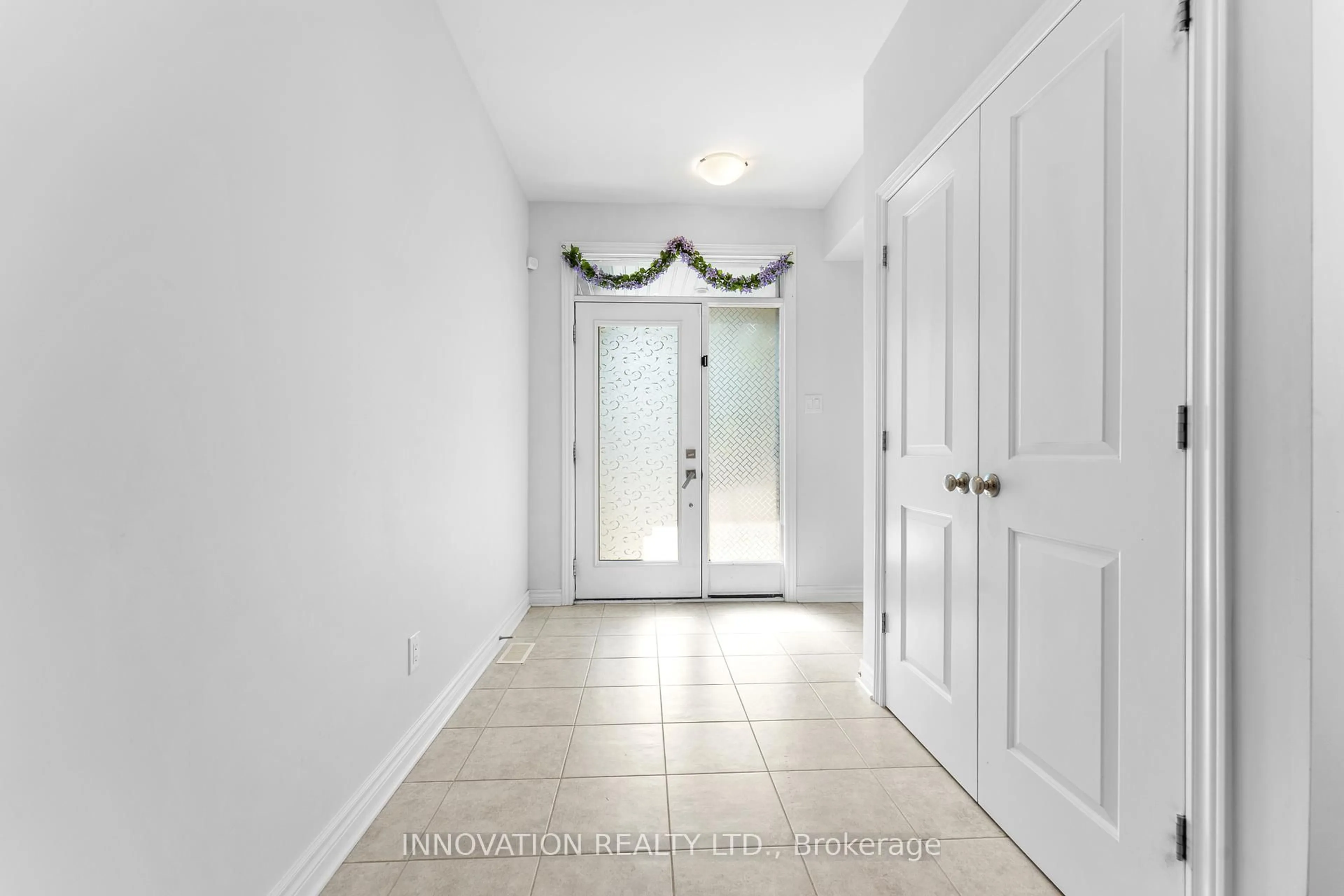 Indoor entryway for 229 Osterley Way, Ottawa Ontario K2S 2P2