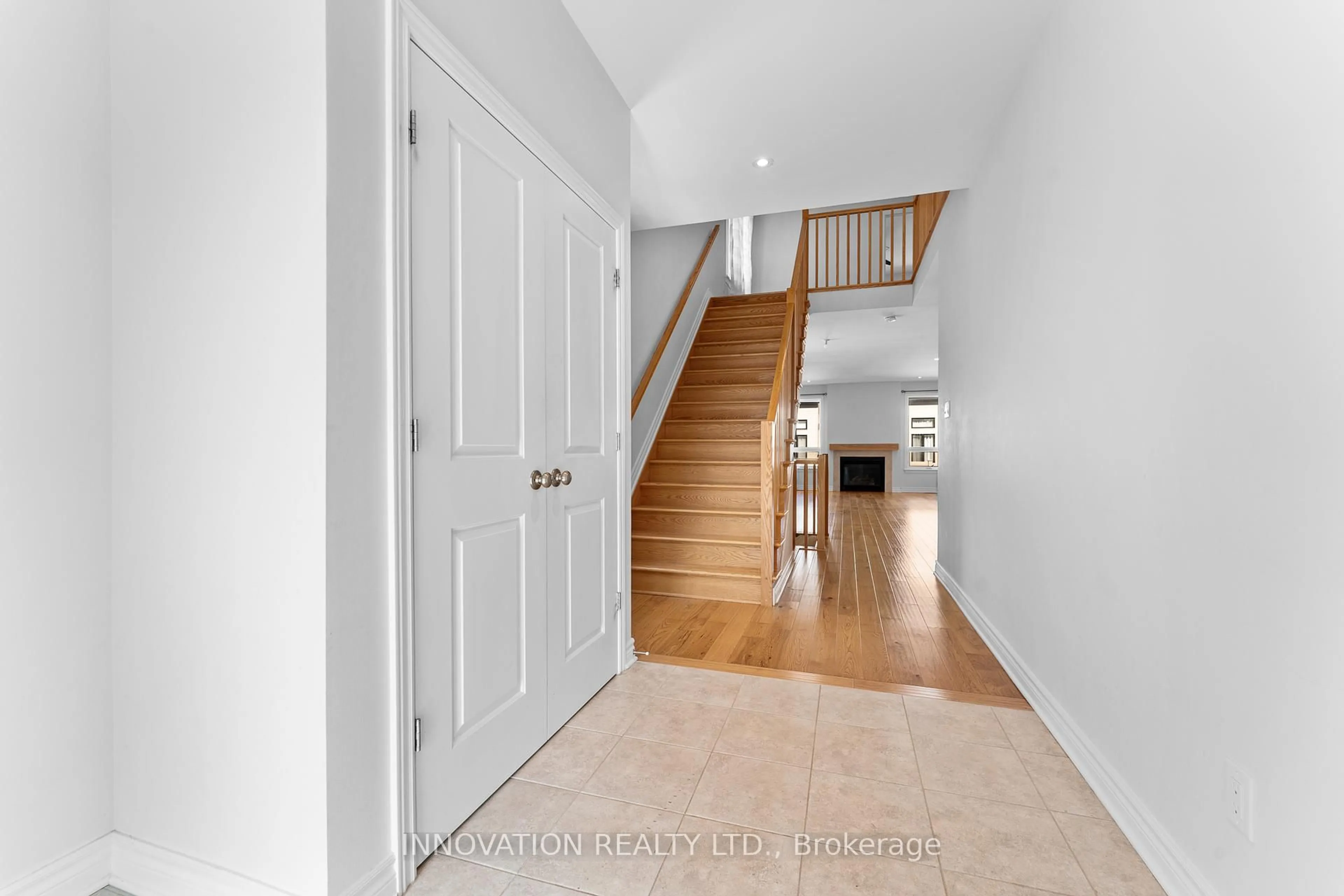 Indoor entryway for 229 Osterley Way, Ottawa Ontario K2S 2P2
