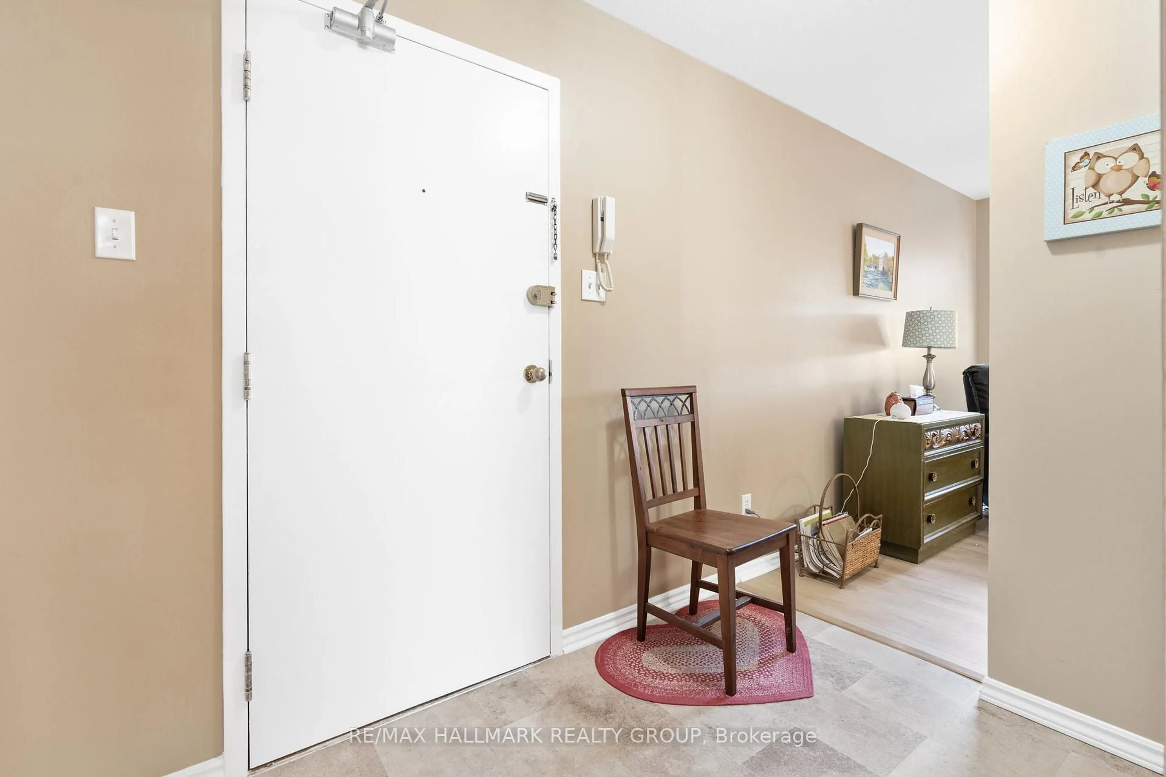 Indoor entryway for 3070 Councillors Way #D, Ottawa Ontario K1T 2S6