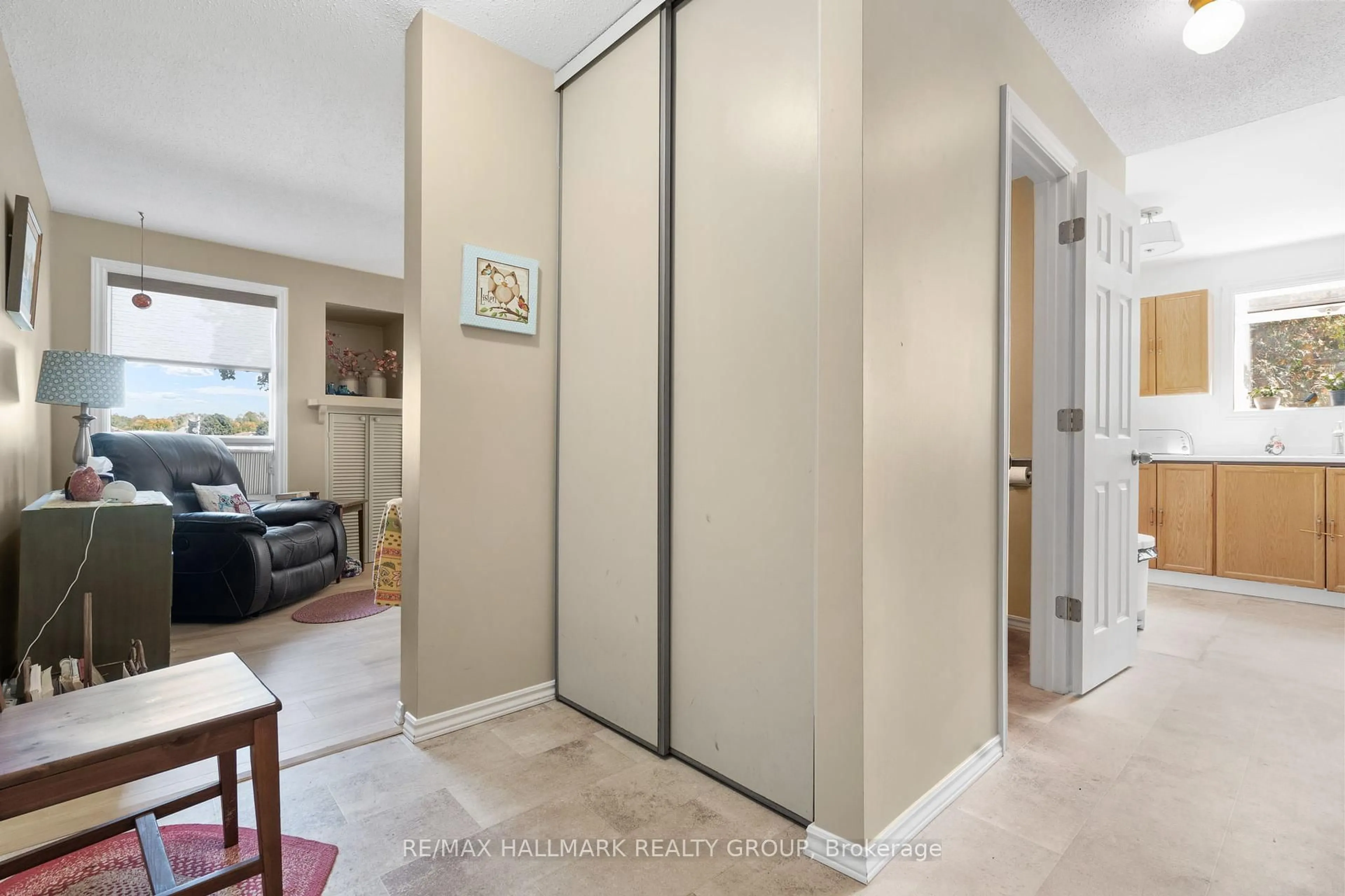Indoor entryway for 3070 Councillors Way #D, Ottawa Ontario K1T 2S6