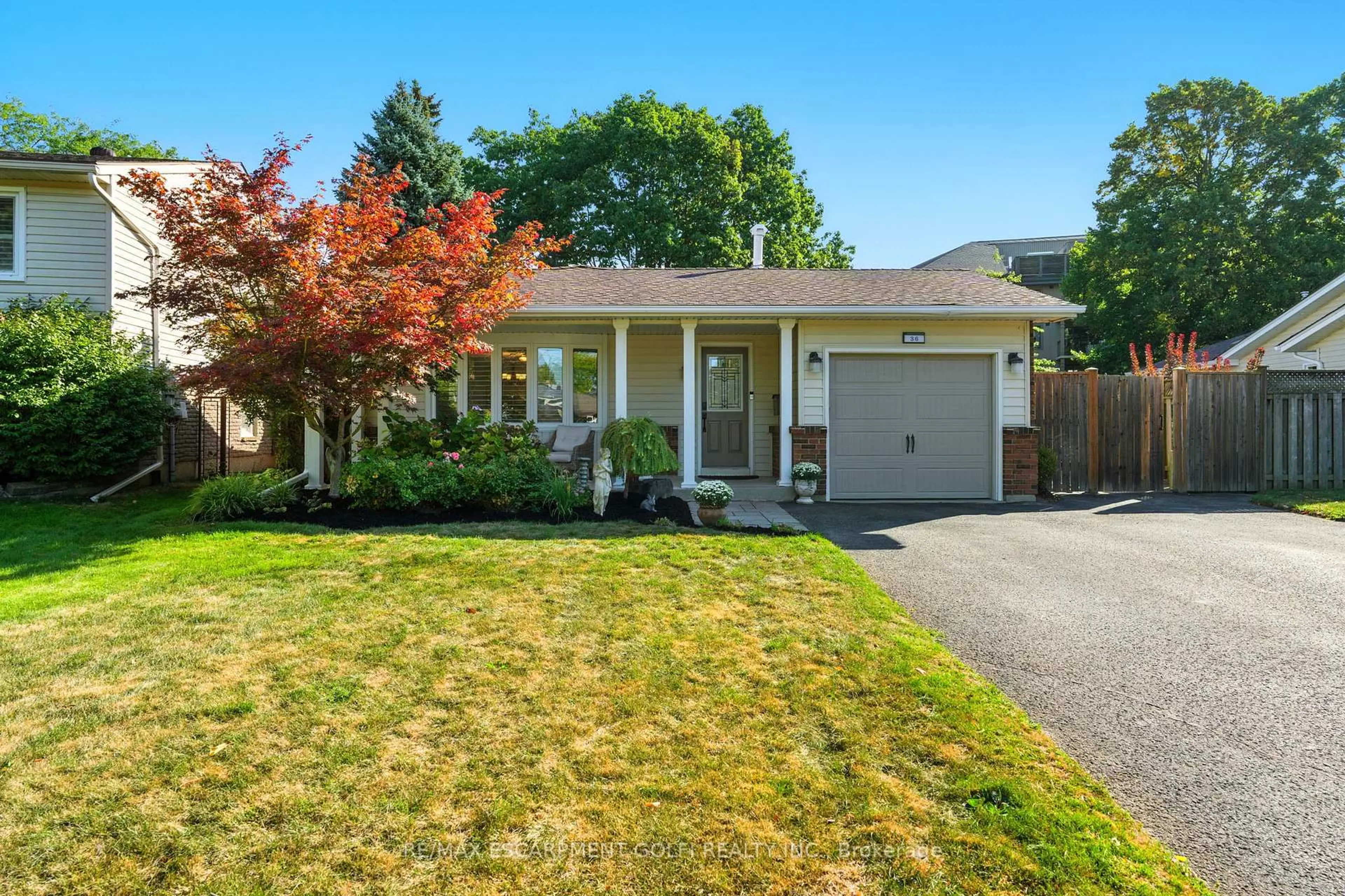Home with vinyl exterior material, street for 36 Harbour Heights Lane, St. Catharines Ontario L2N 4K3