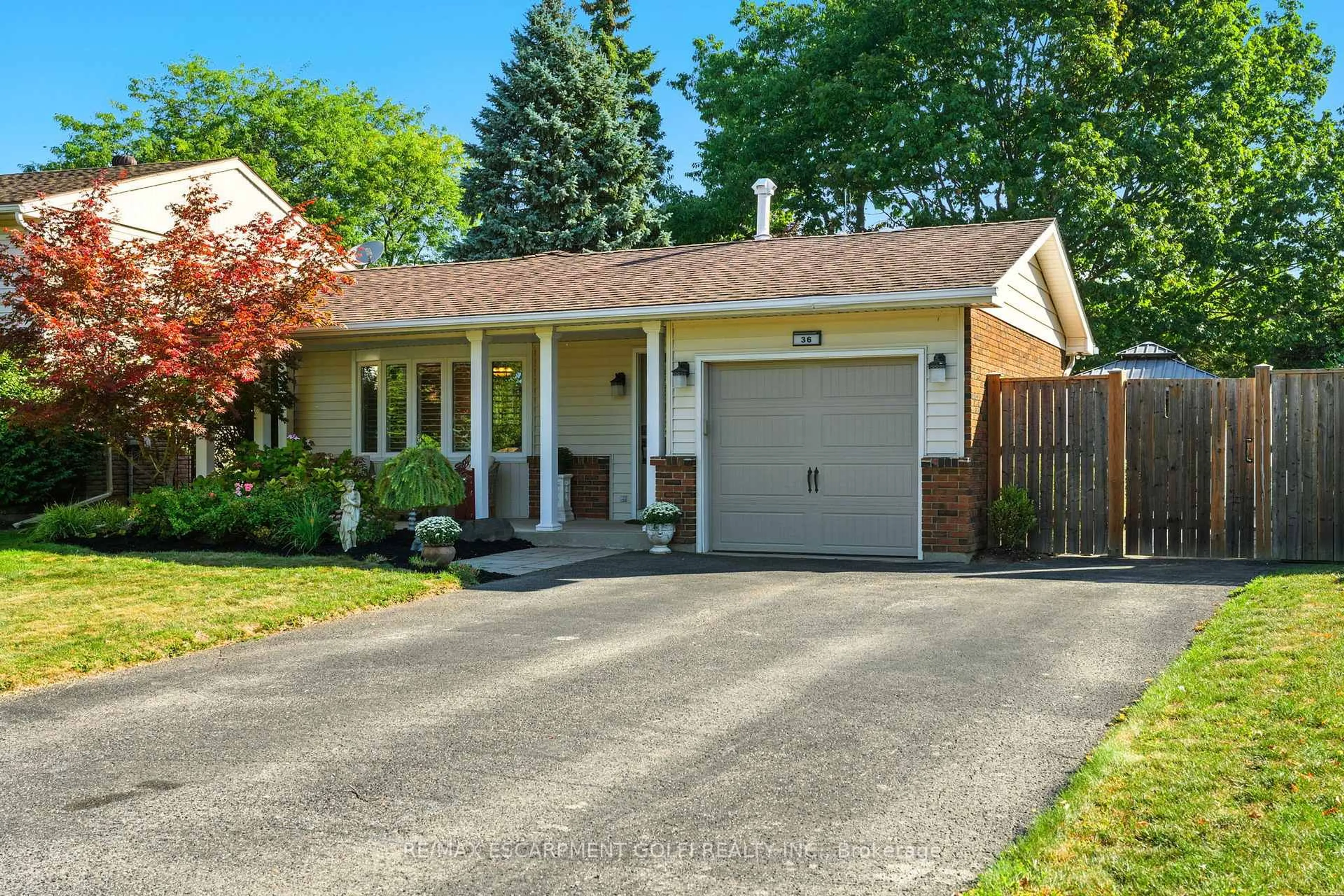Home with vinyl exterior material, street for 36 Harbour Heights Lane, St. Catharines Ontario L2N 4K3