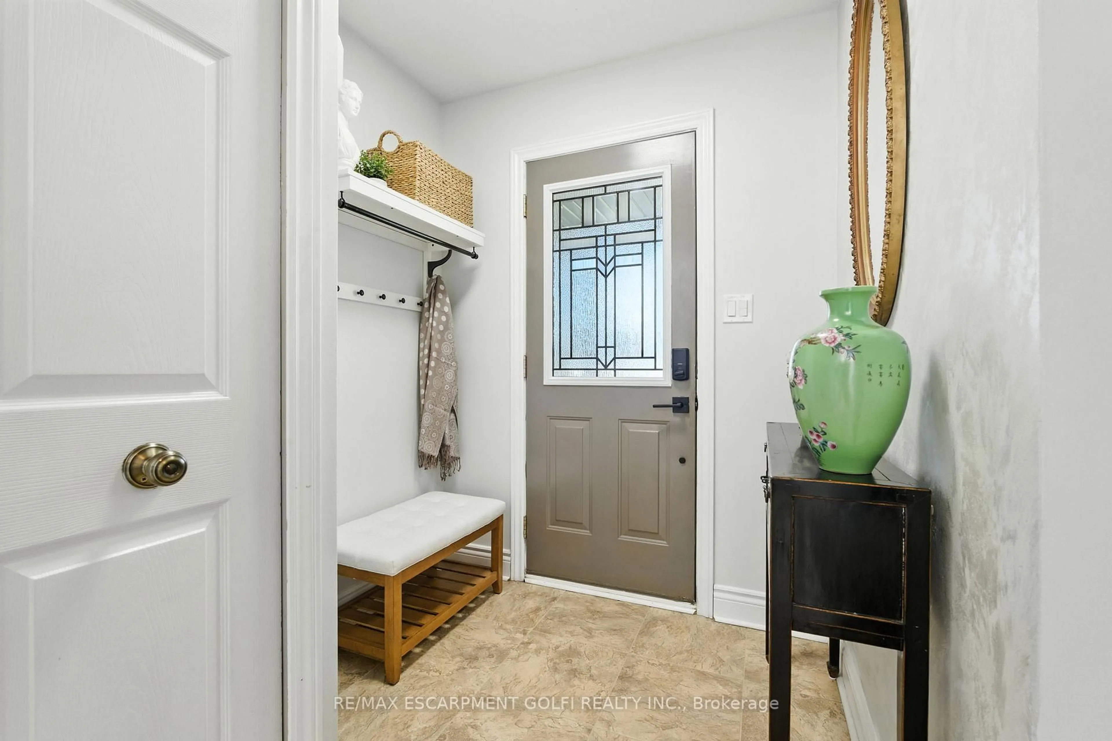 Indoor entryway for 36 Harbour Heights Lane, St. Catharines Ontario L2N 4K3