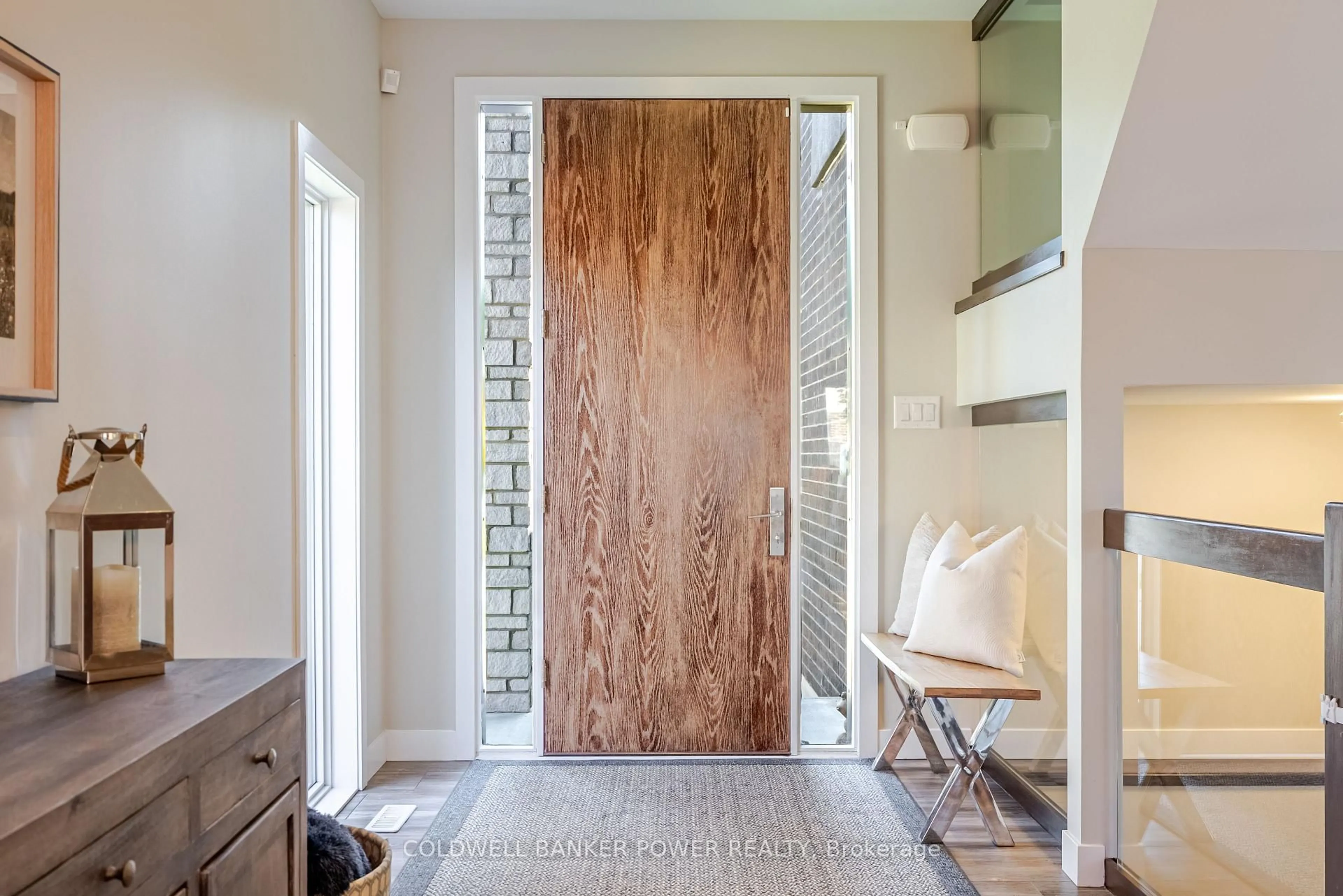 Indoor entryway for 2224 Yellowbirch Pl, London North Ontario N6G 0N3