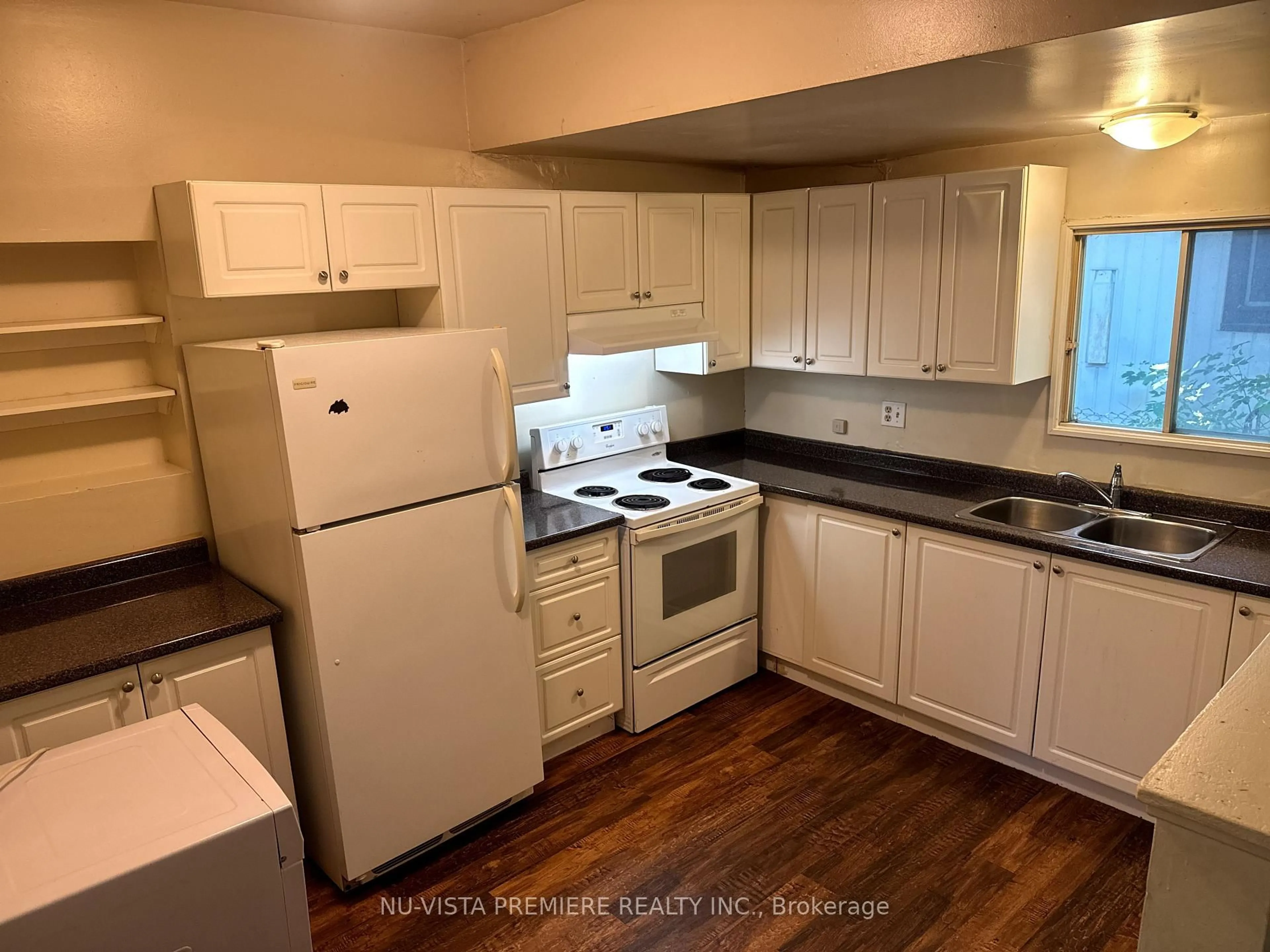 Standard kitchen, unknown for 446 Hill St, London East Ontario N6B 1E6