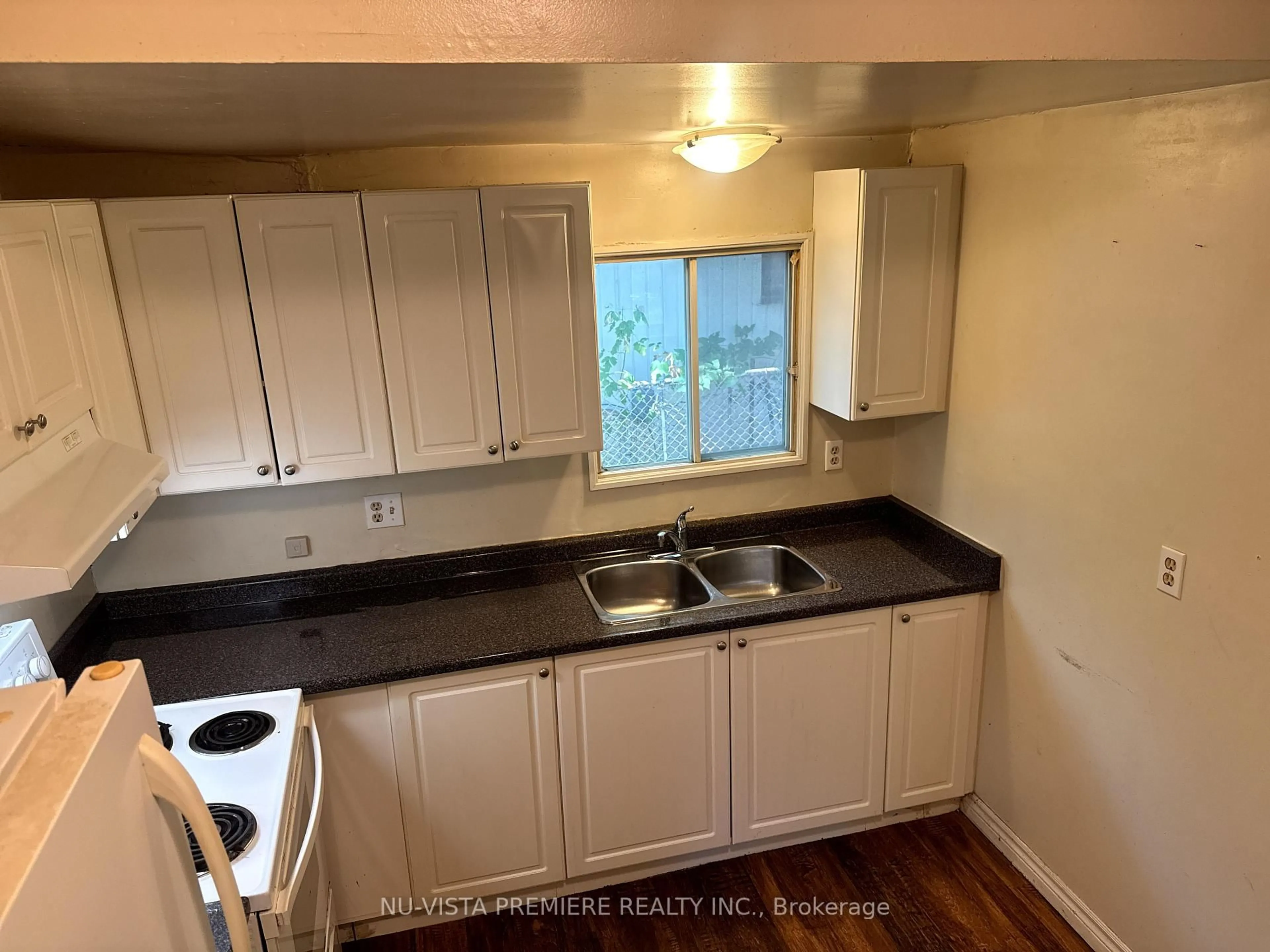 Standard kitchen, unknown for 446 Hill St, London East Ontario N6B 1E6