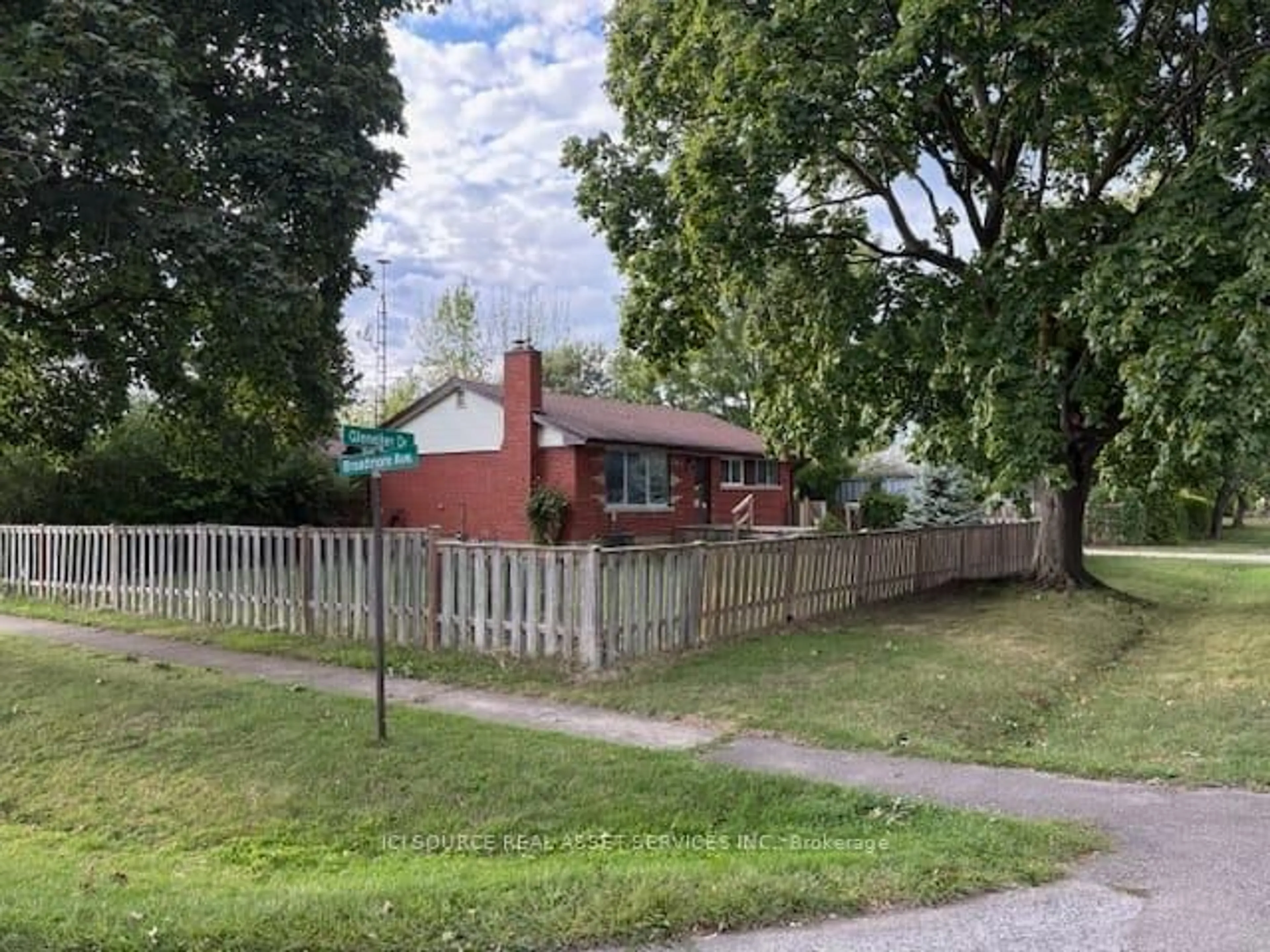 A pic from outside/outdoor area/front of a property/back of a property/a pic from drone, street for 10 Glenellen Dr, St. Catharines Ontario L2M 5Y7