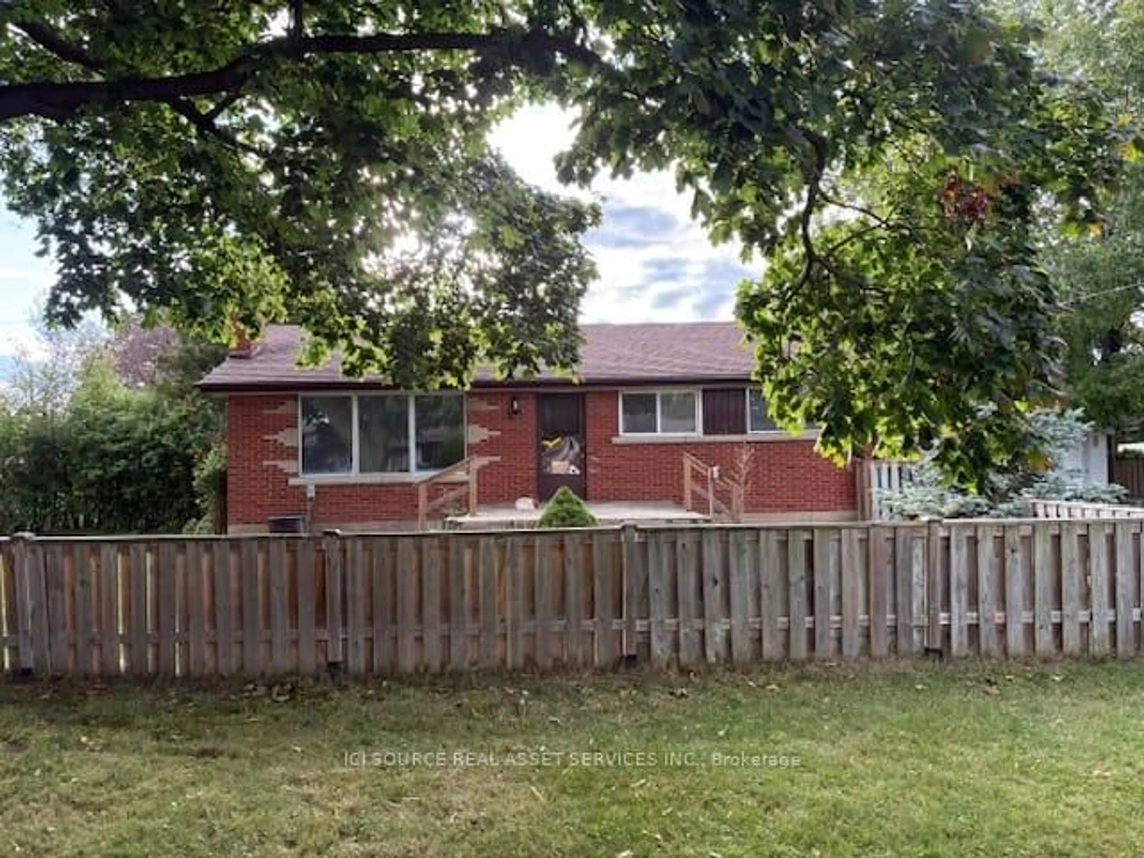 A pic from outside/outdoor area/front of a property/back of a property/a pic from drone, street for 10 Glenellen Dr, St. Catharines Ontario L2M 5Y7