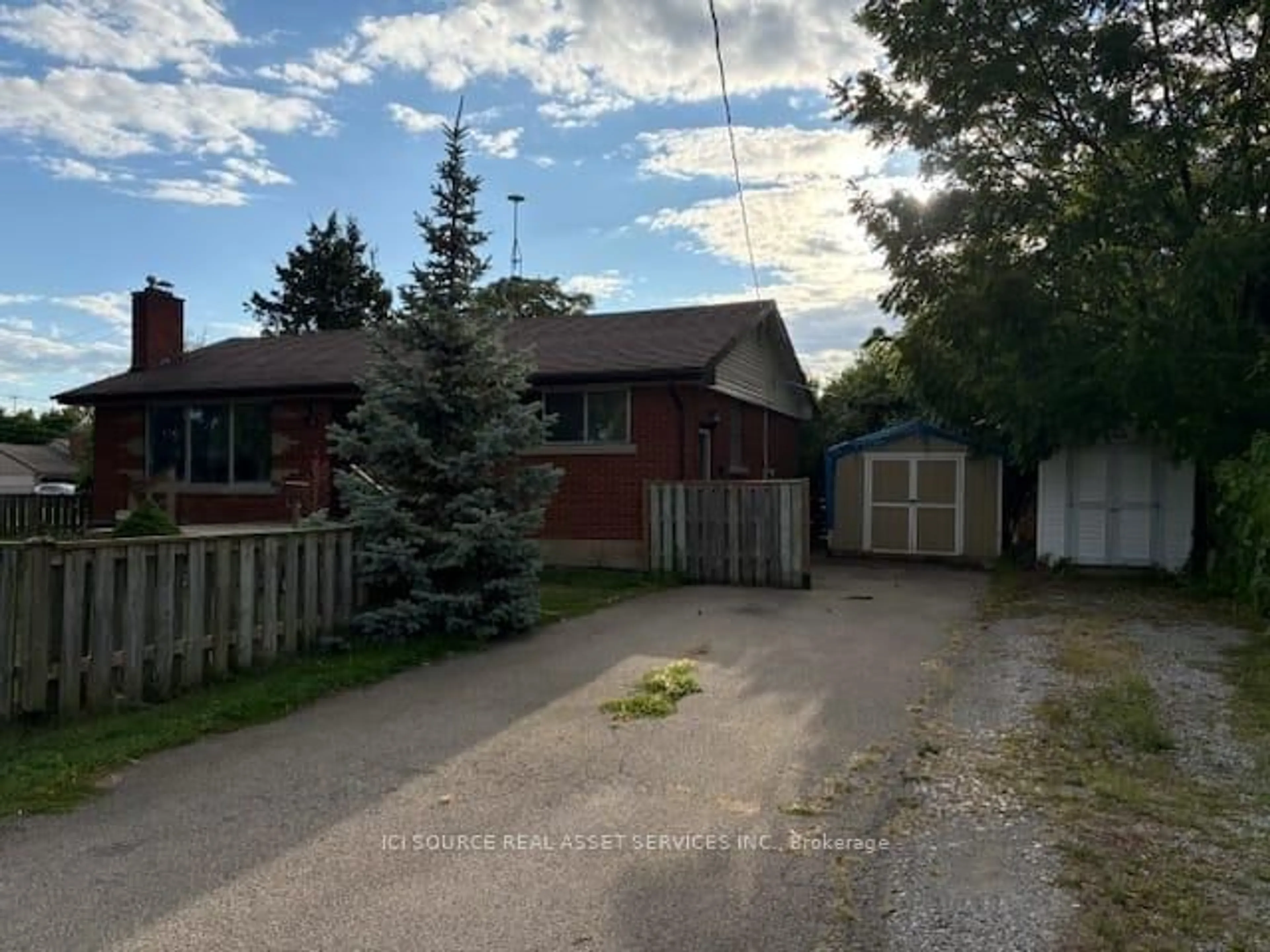 A pic from outside/outdoor area/front of a property/back of a property/a pic from drone, street for 10 Glenellen Dr, St. Catharines Ontario L2M 5Y7