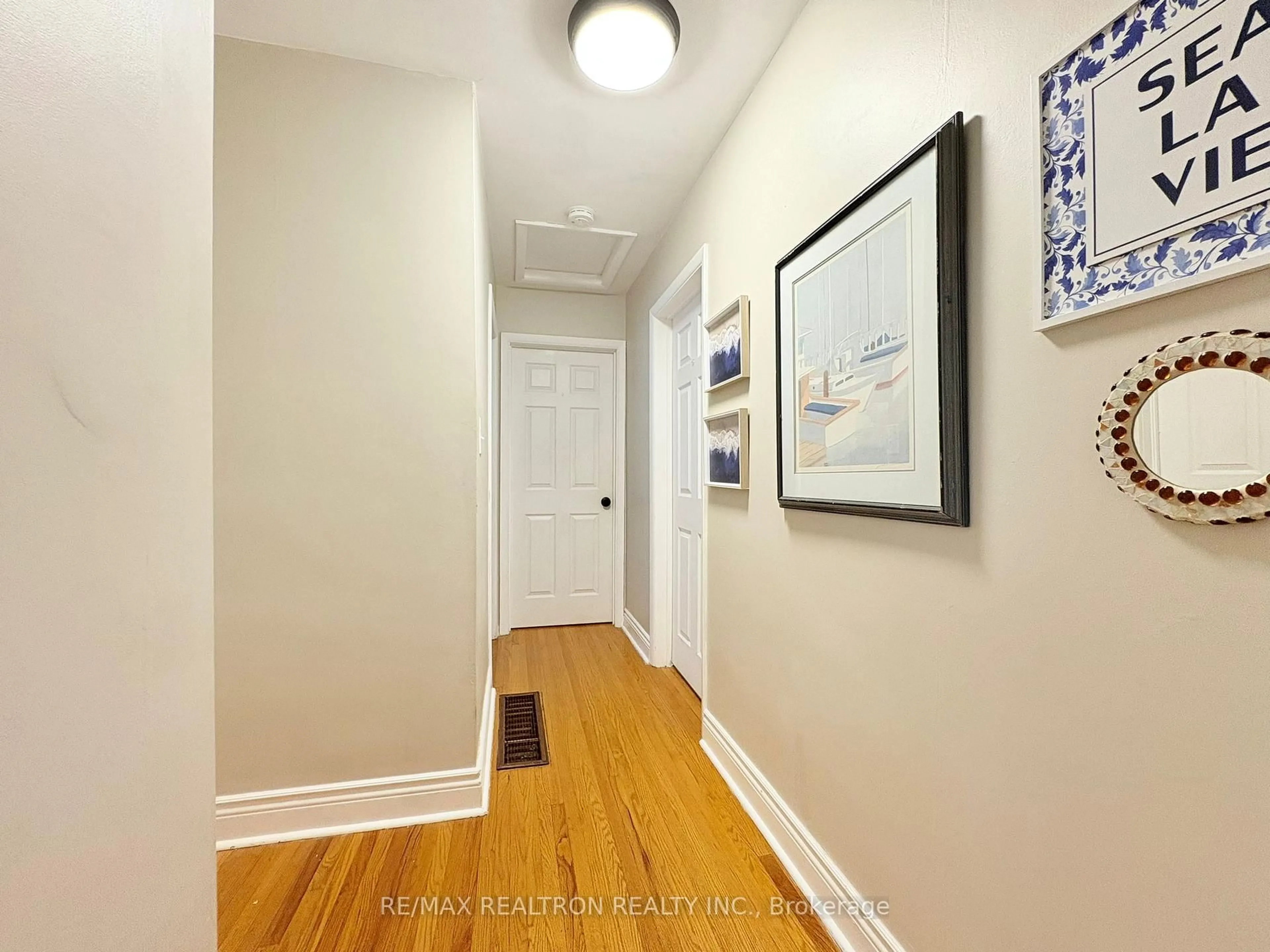 Indoor entryway for 323 Lindan Ave, Selwyn Ontario K9L 1K9
