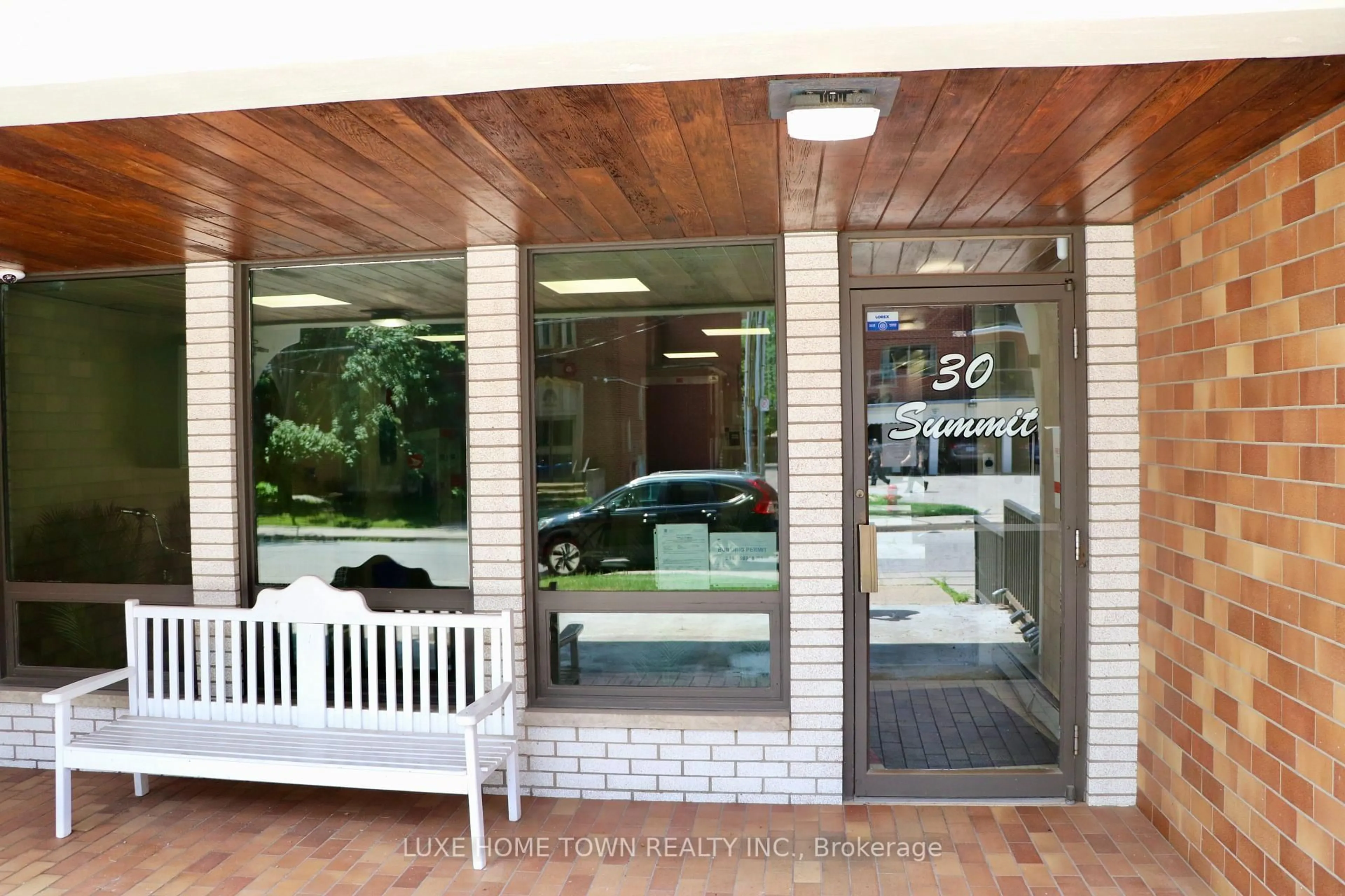 Indoor foyer for 30 Summit Ave #503, Hamilton Ontario L8V 2R8