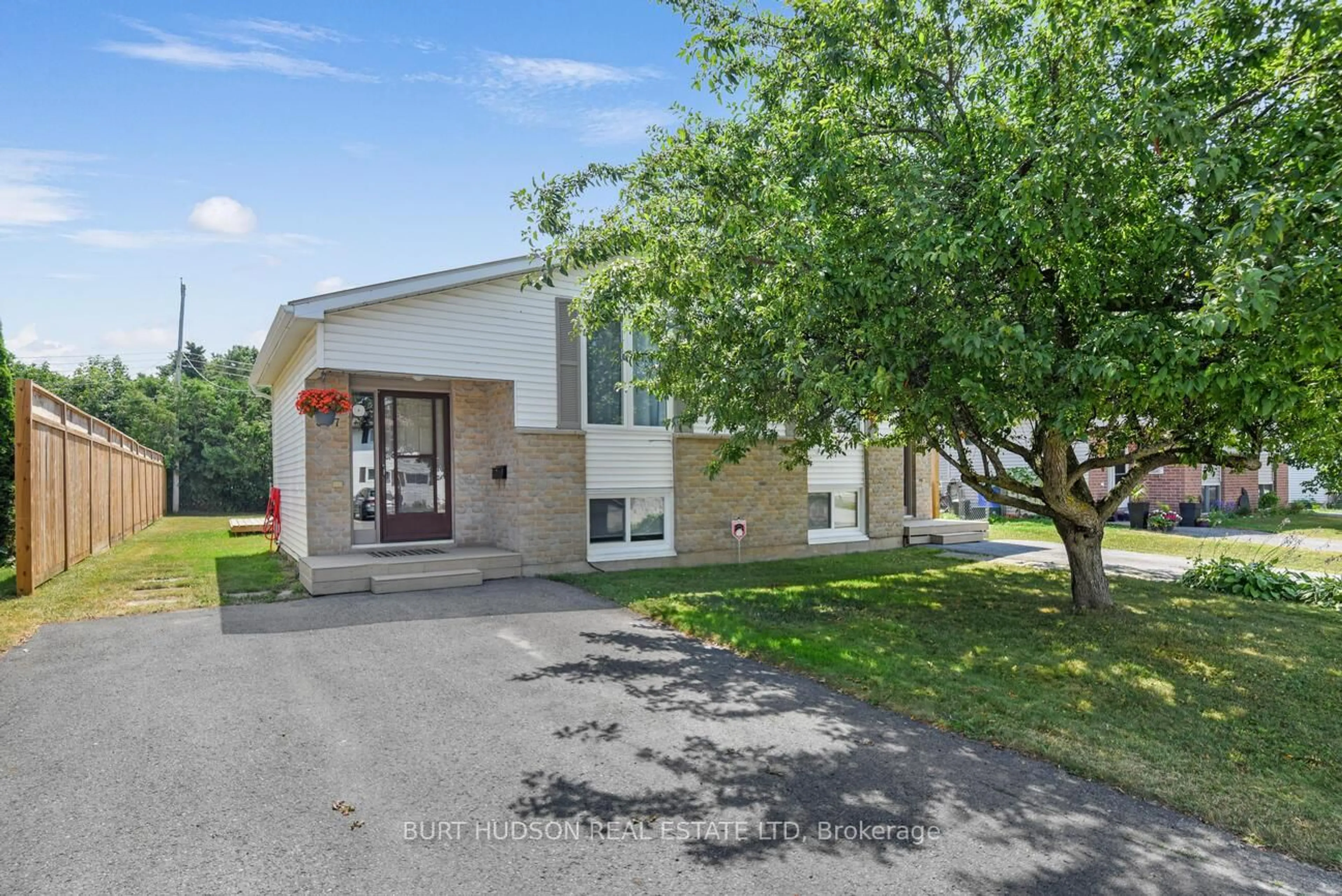 Unknown for 355-357 Forsyth St, Gananoque Ontario K7G 3B4