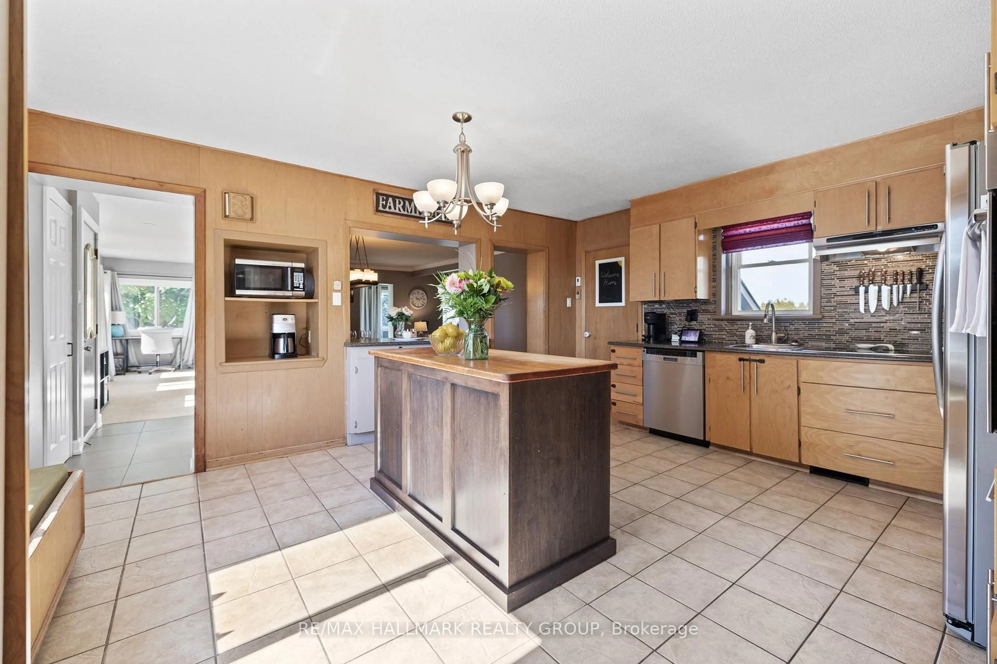 Open concept kitchen, ceramic/tile floor for 5349 Bowesville Rd, Ottawa Ontario K1X 1B8