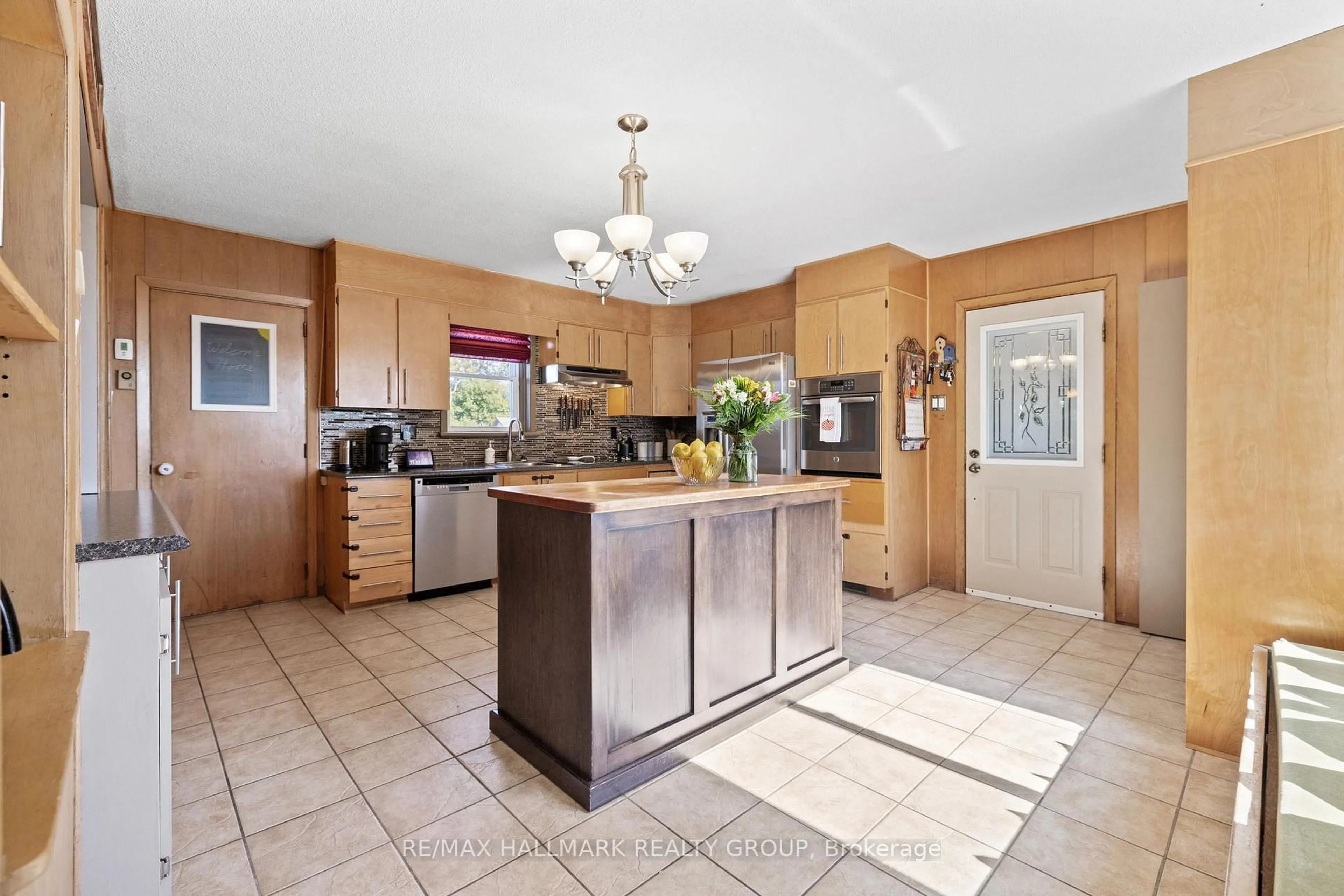 Open concept kitchen, ceramic/tile floor for 5349 Bowesville Rd, Ottawa Ontario K1X 1B8