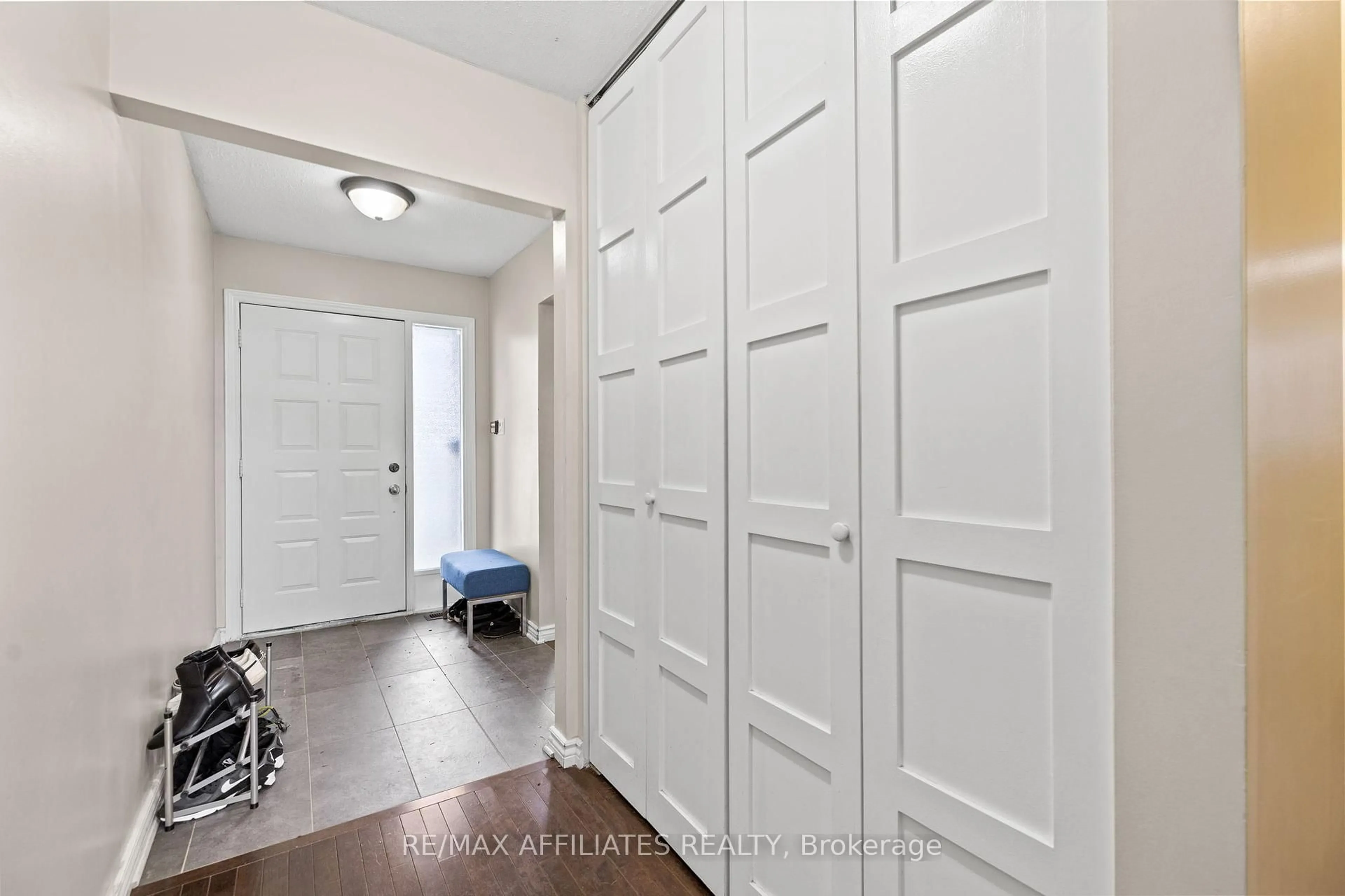 Indoor entryway for 43 Bluegrass Dr, Ottawa Ontario K2M 1G2