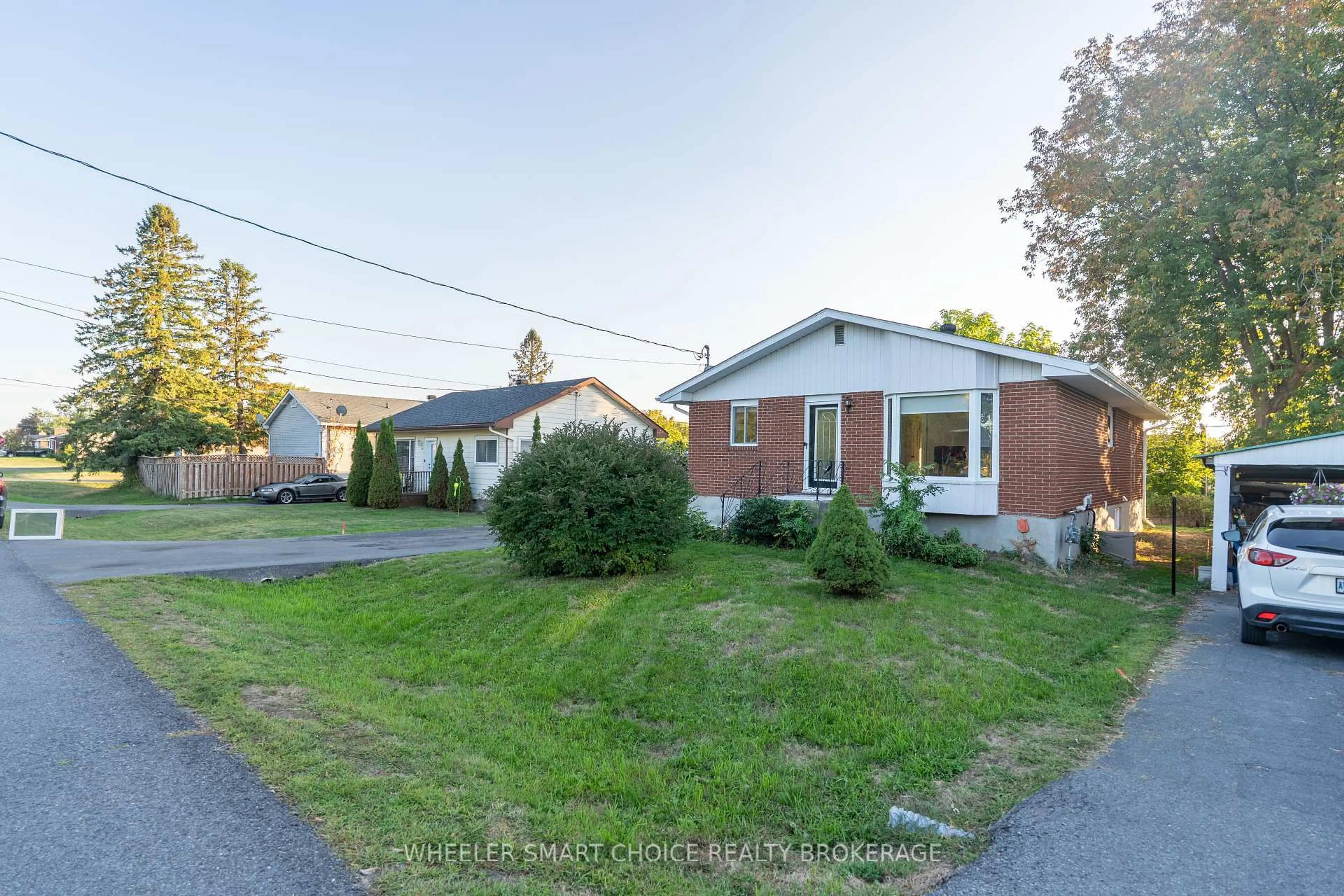 A pic from outside/outdoor area/front of a property/back of a property/a pic from drone, street for 3304 Duval Ave, Cornwall Ontario K6K 1C4
