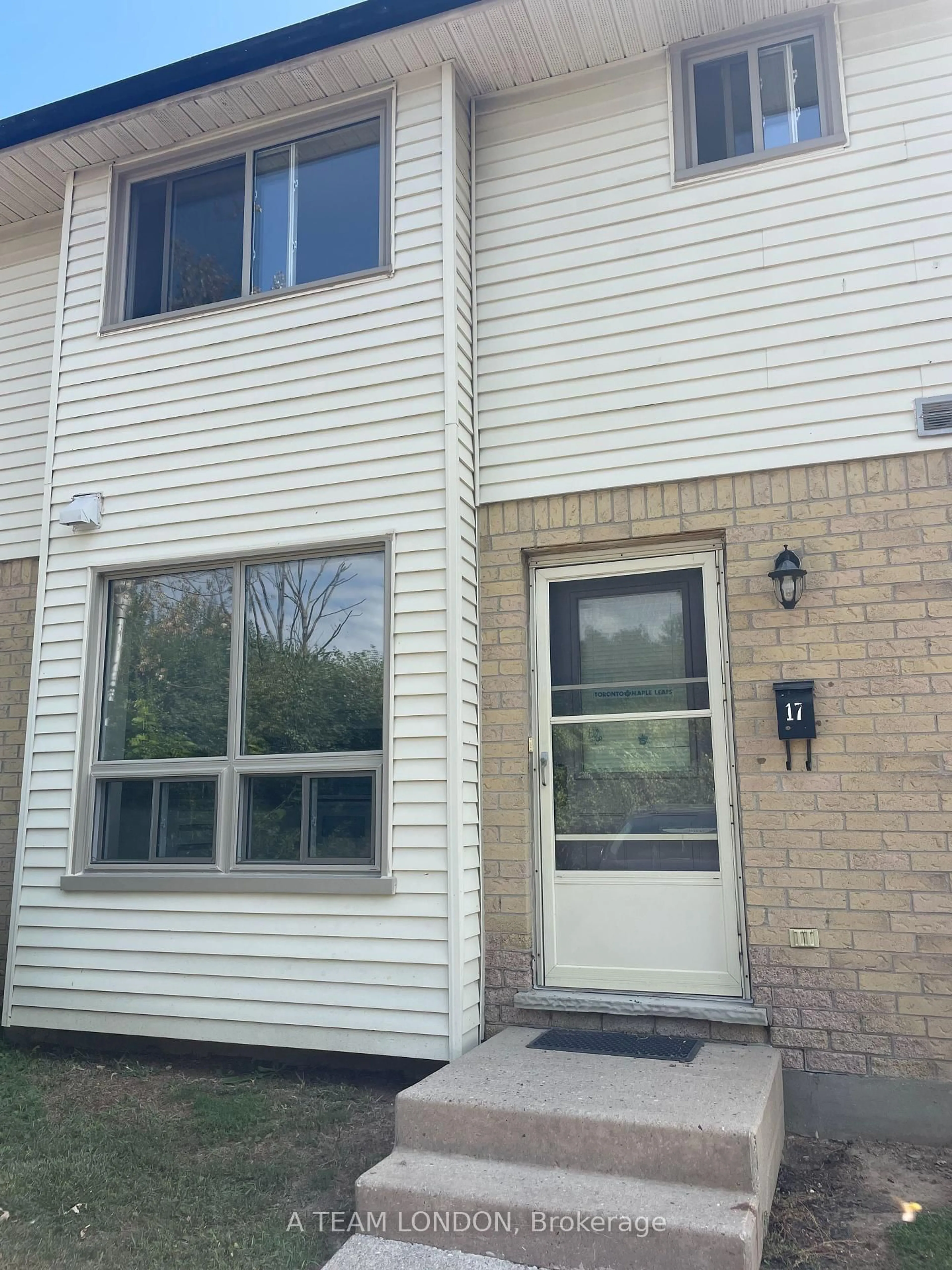 Home with vinyl exterior material, street for 135 BELMONT Dr #17, London South Ontario N6J 4J3
