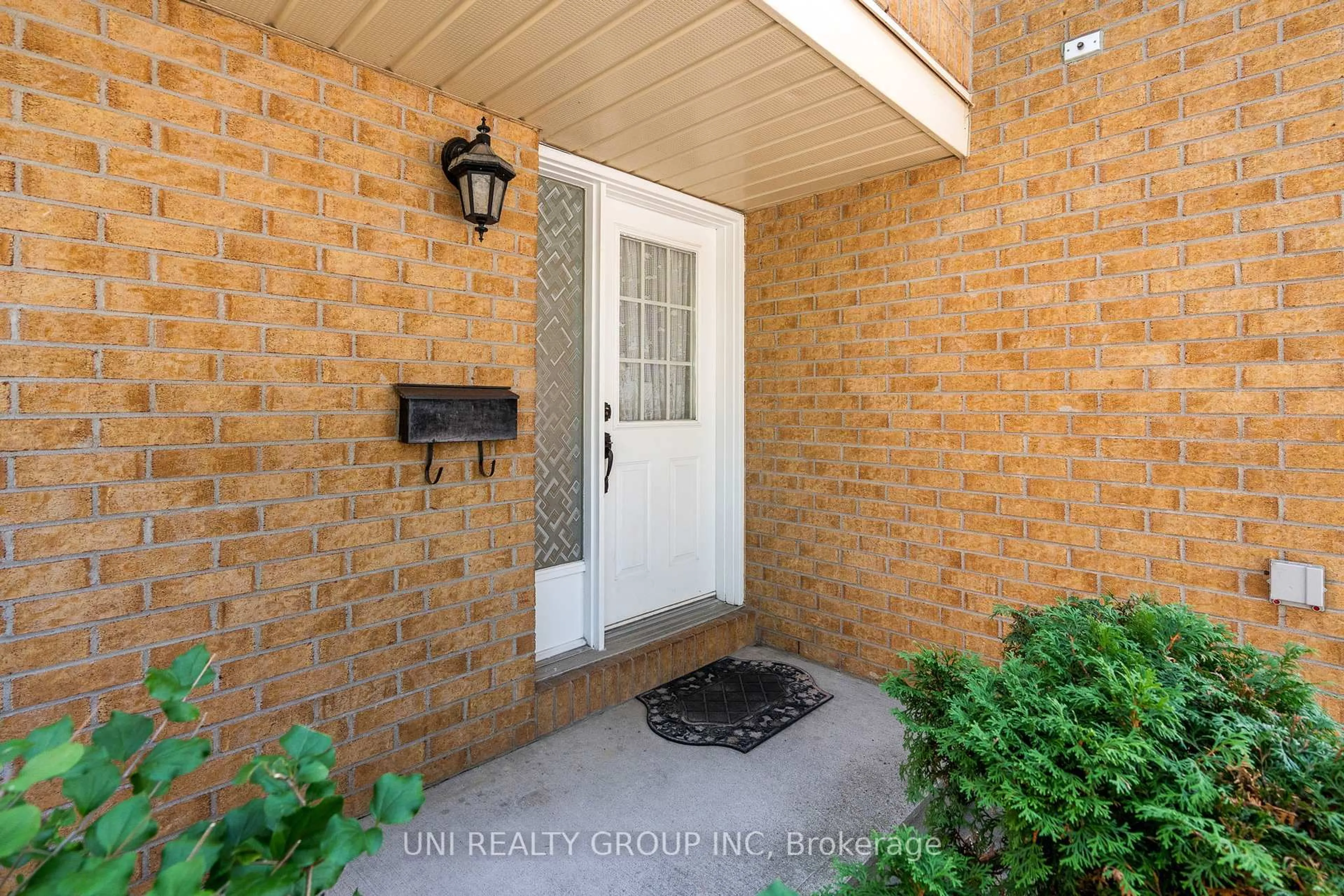 Indoor entryway for 6134 Red Willow Dr, Ottawa Ontario K1C 7J8