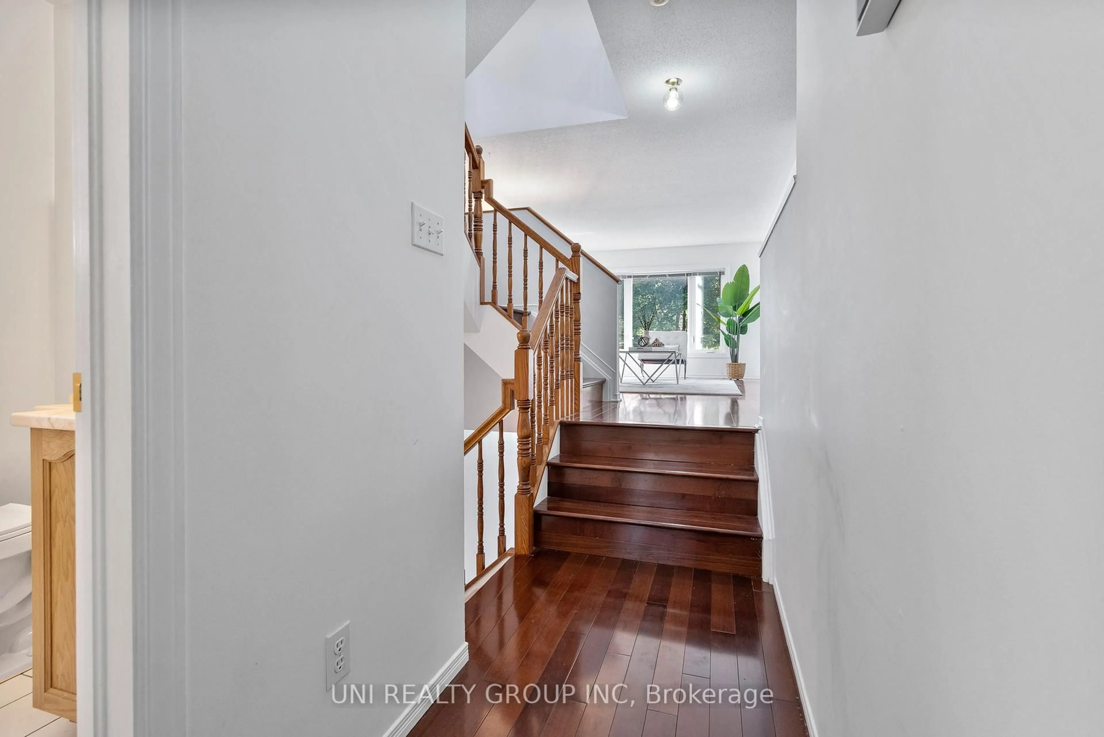 Indoor entryway for 6134 Red Willow Dr, Ottawa Ontario K1C 7J8