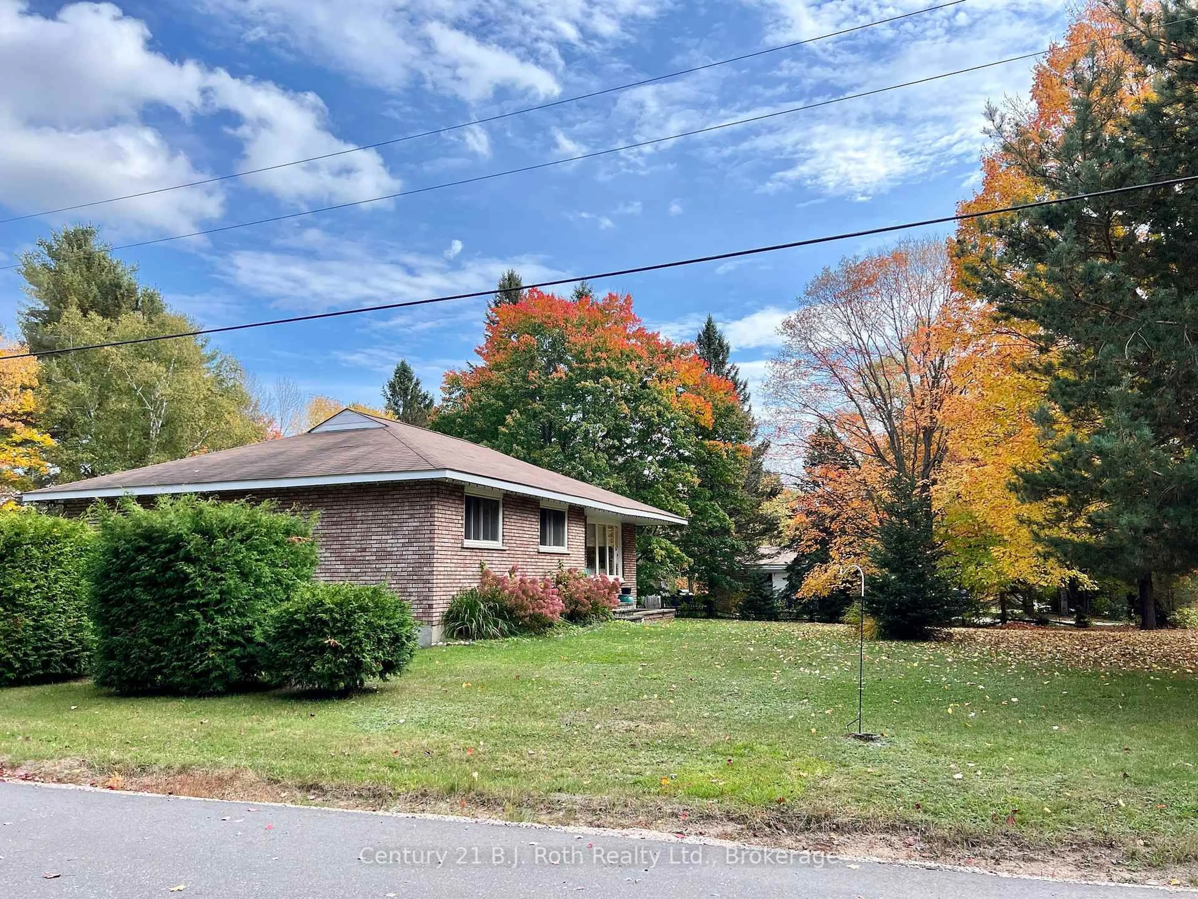 A pic from outside/outdoor area/front of a property/back of a property/a pic from drone, street for 79 Albert St, Sundridge Ontario P0A 1Z0