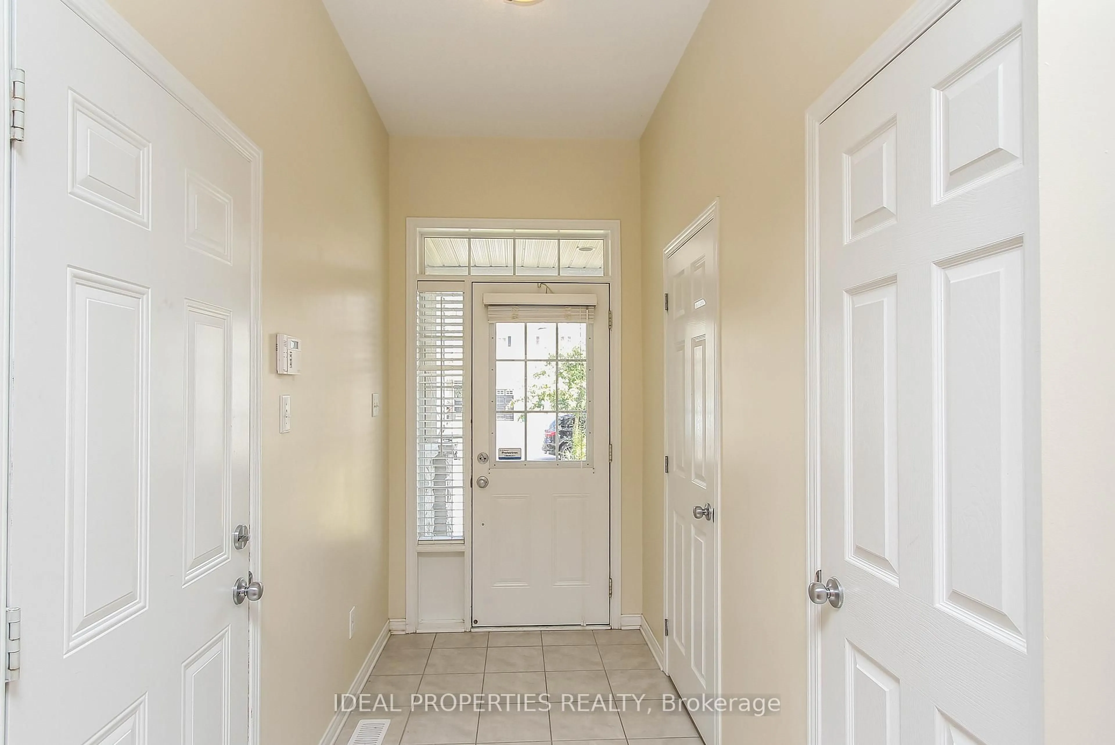 Indoor entryway for 565 Pepperville Cres, Ottawa Ontario K2M 0E6