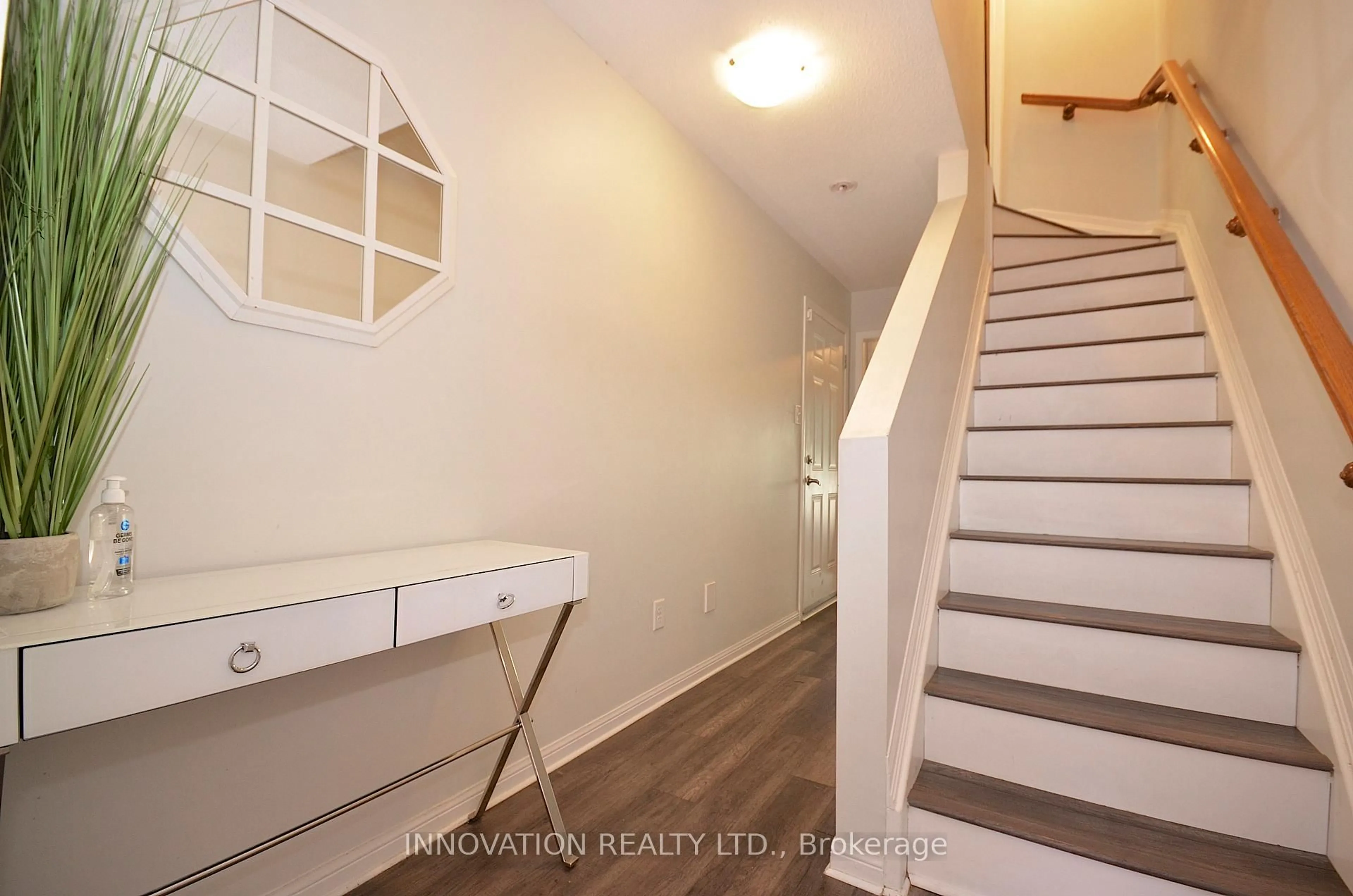 Indoor entryway for 706 SANIBEL Private, Ottawa Ontario K2H 0A8