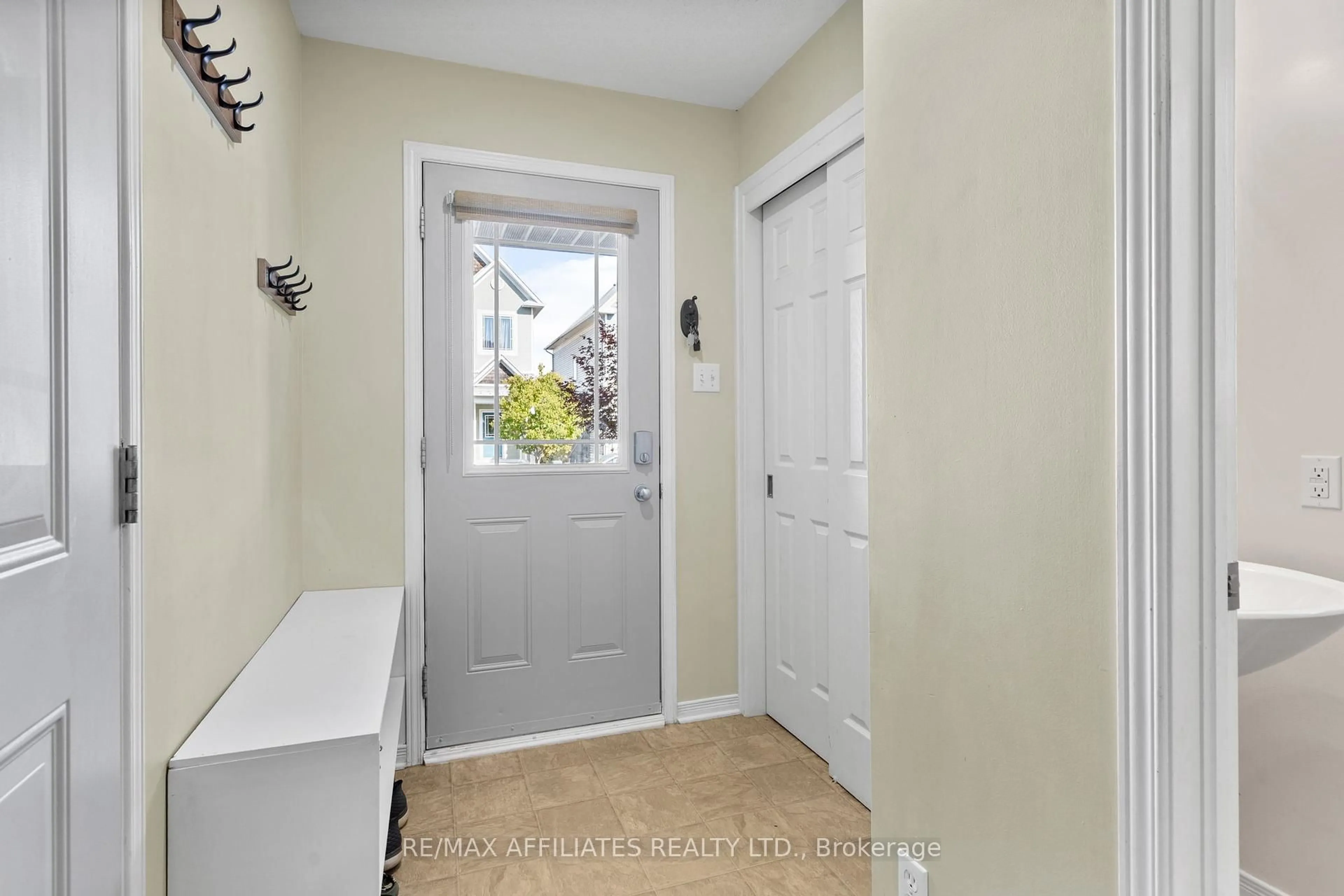 Indoor entryway for 215 Catamount Crt, Ottawa Ontario K2M 0A8