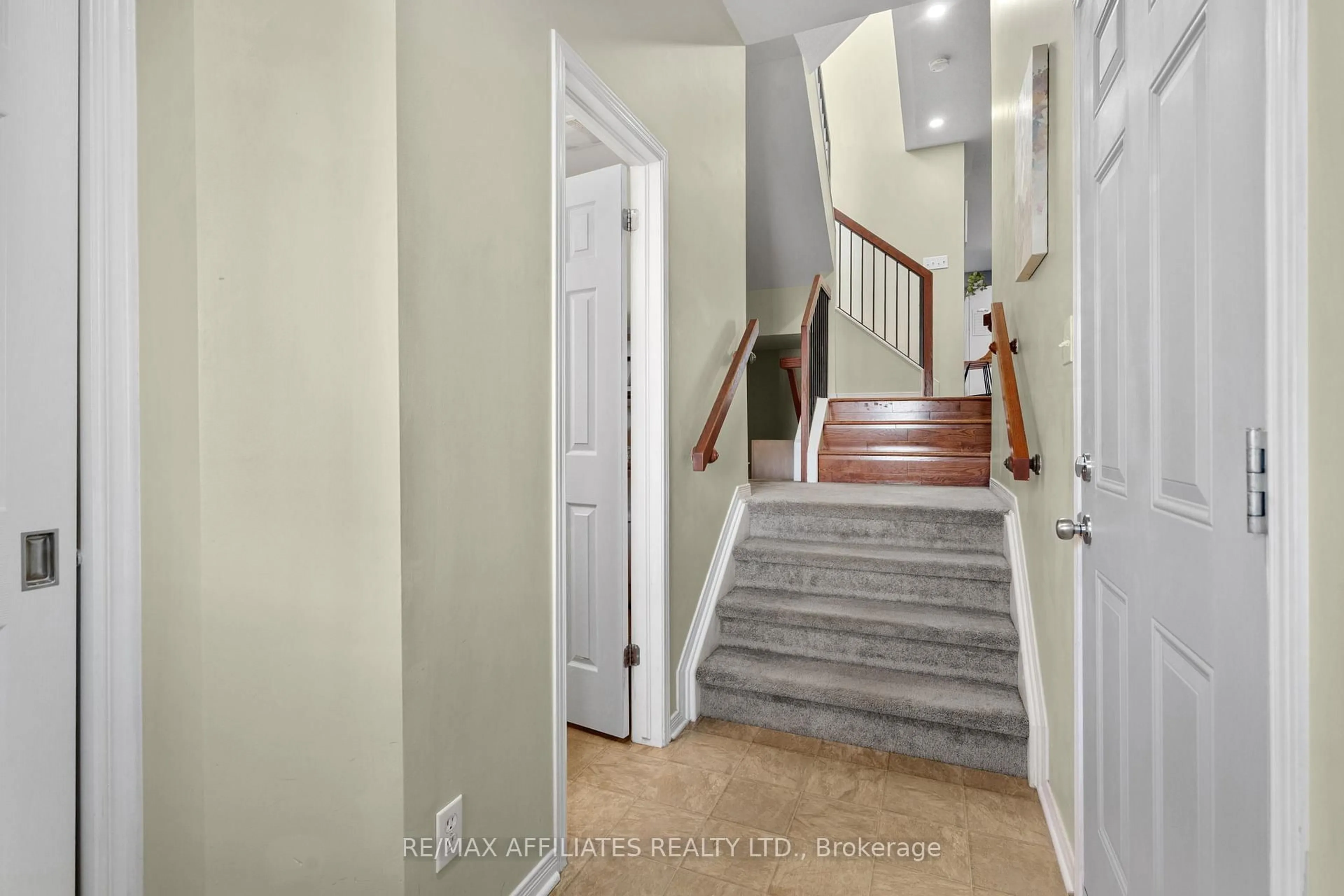 Unknown for 215 Catamount Crt, Ottawa Ontario K2M 0A8