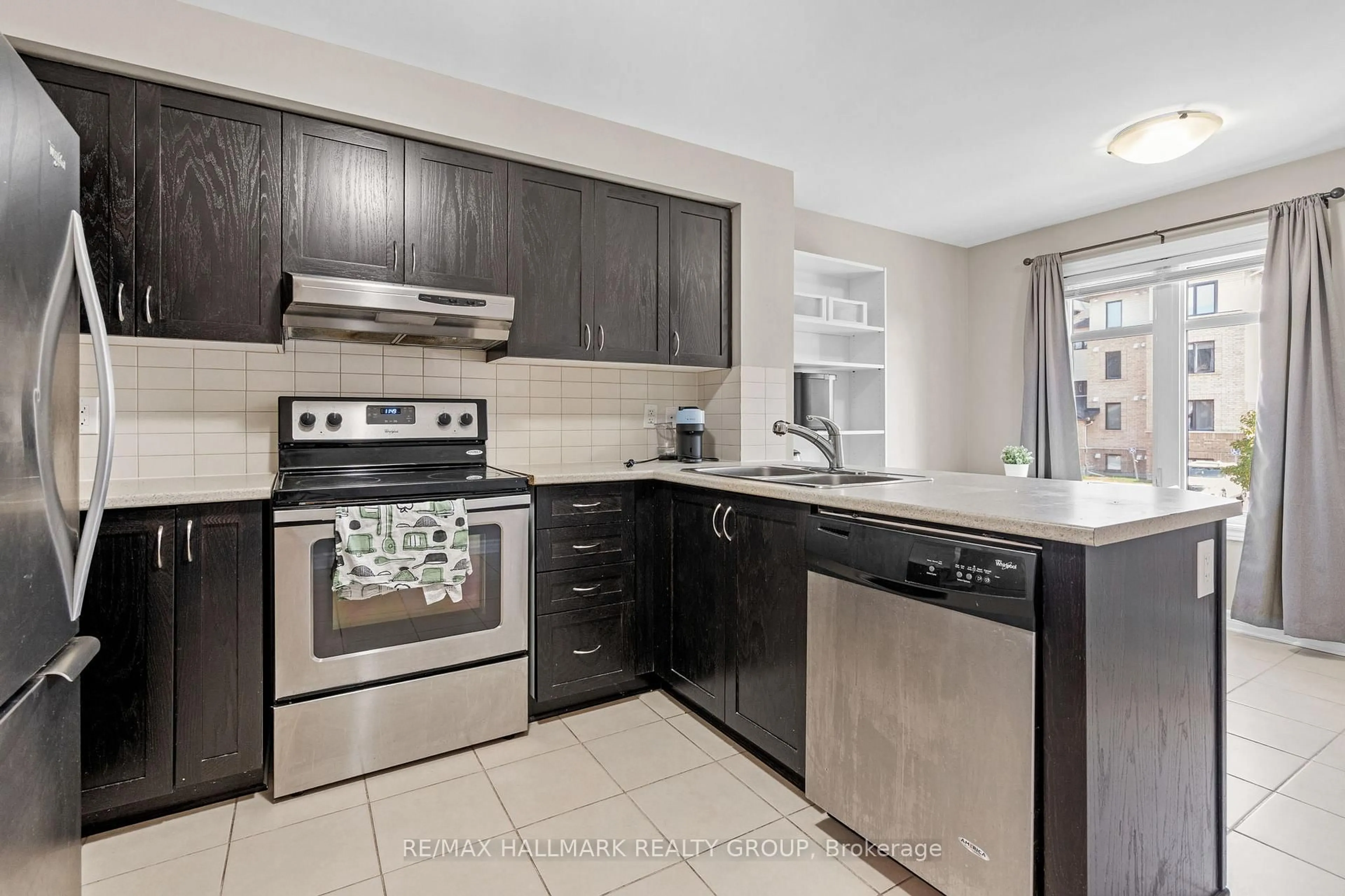 Standard kitchen, ceramic/tile floor for 132 Bluestone Private, Ottawa Ontario K4A 0X7