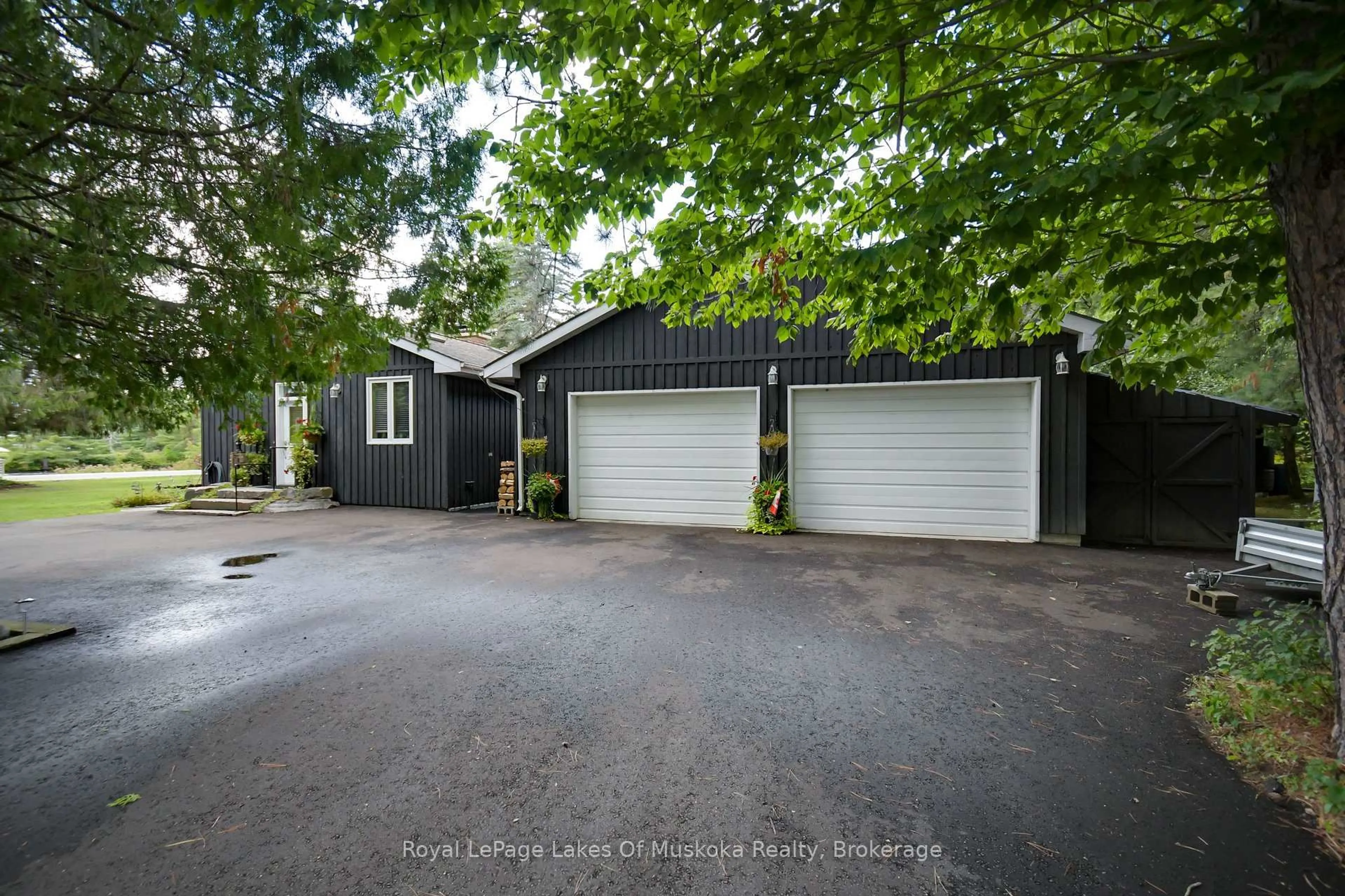 Indoor garage for 2 Leslie Dr, Bracebridge Ontario P1L 1W8