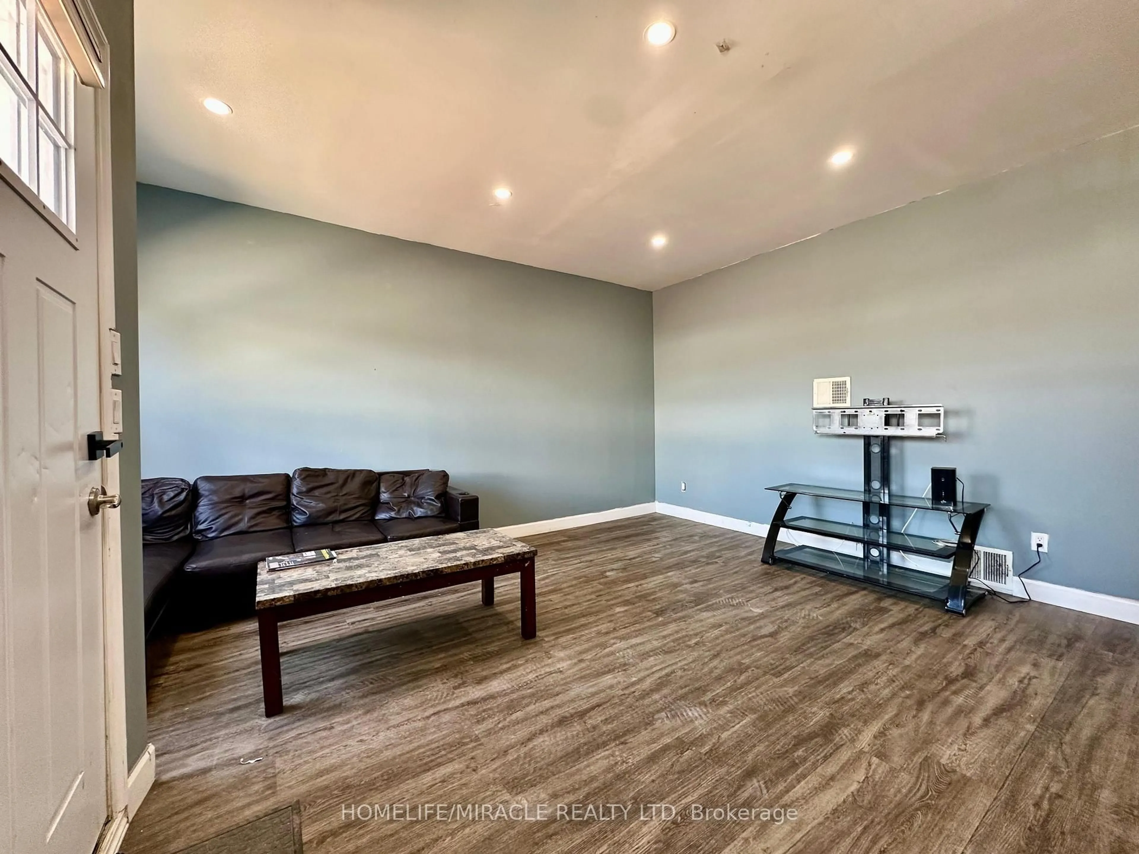 A pic of a room for 175 Burgar St, Welland Ontario L3B 2T3