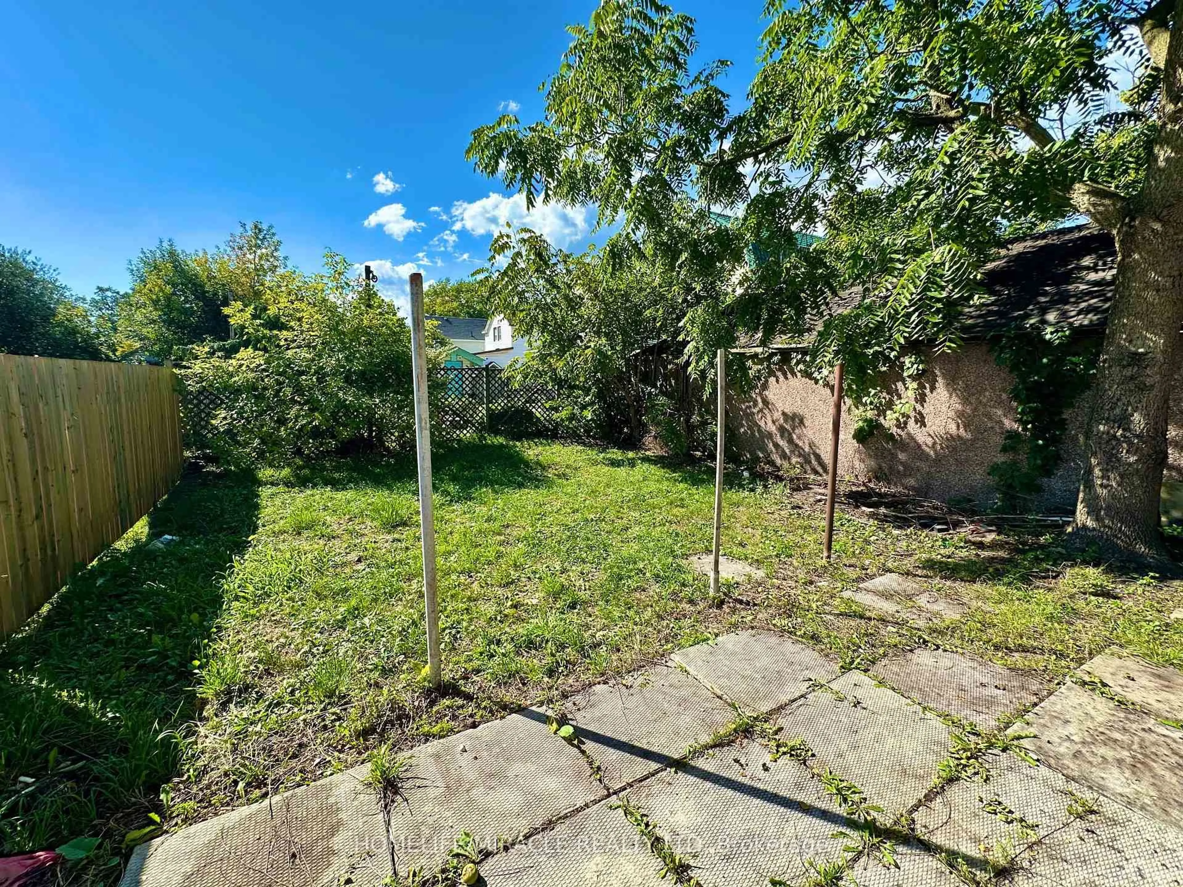A pic from outside/outdoor area/front of a property/back of a property/a pic from drone, street for 175 Burgar St, Welland Ontario L3B 2T3