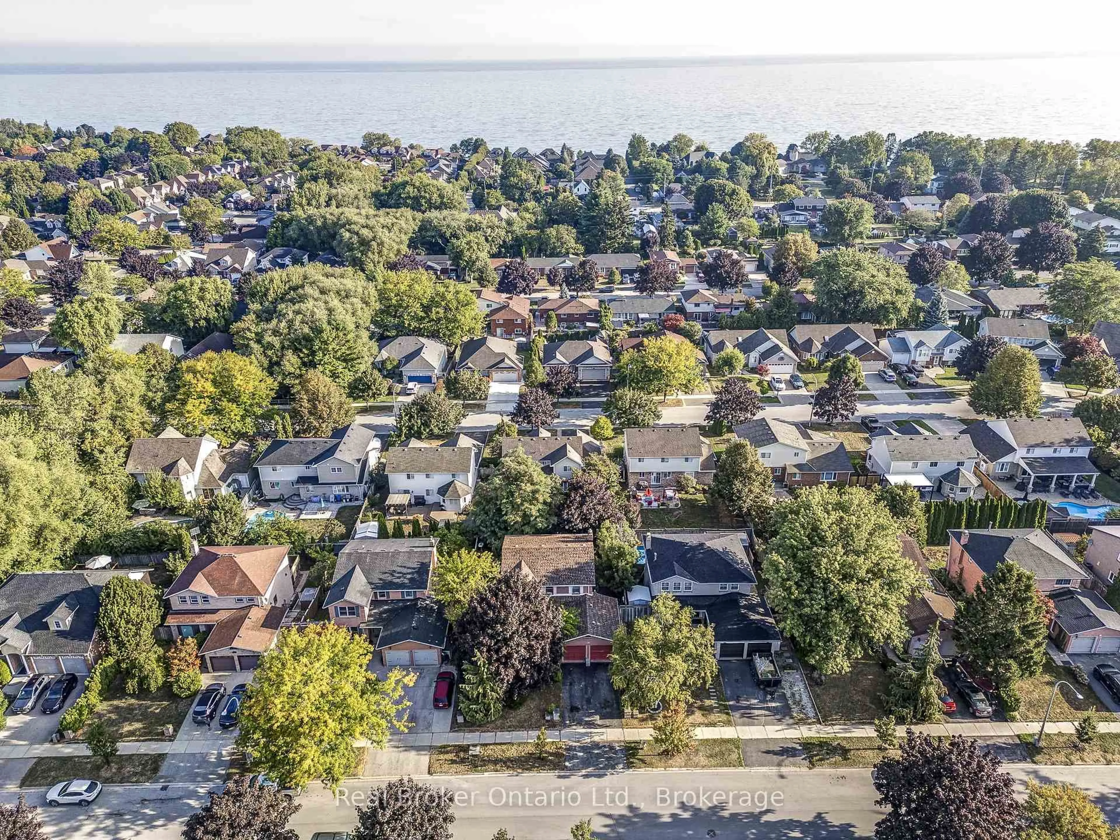 A pic from outside/outdoor area/front of a property/back of a property/a pic from drone, street for 10 Jeanette Ave, Grimsby Ontario L3M 5B4