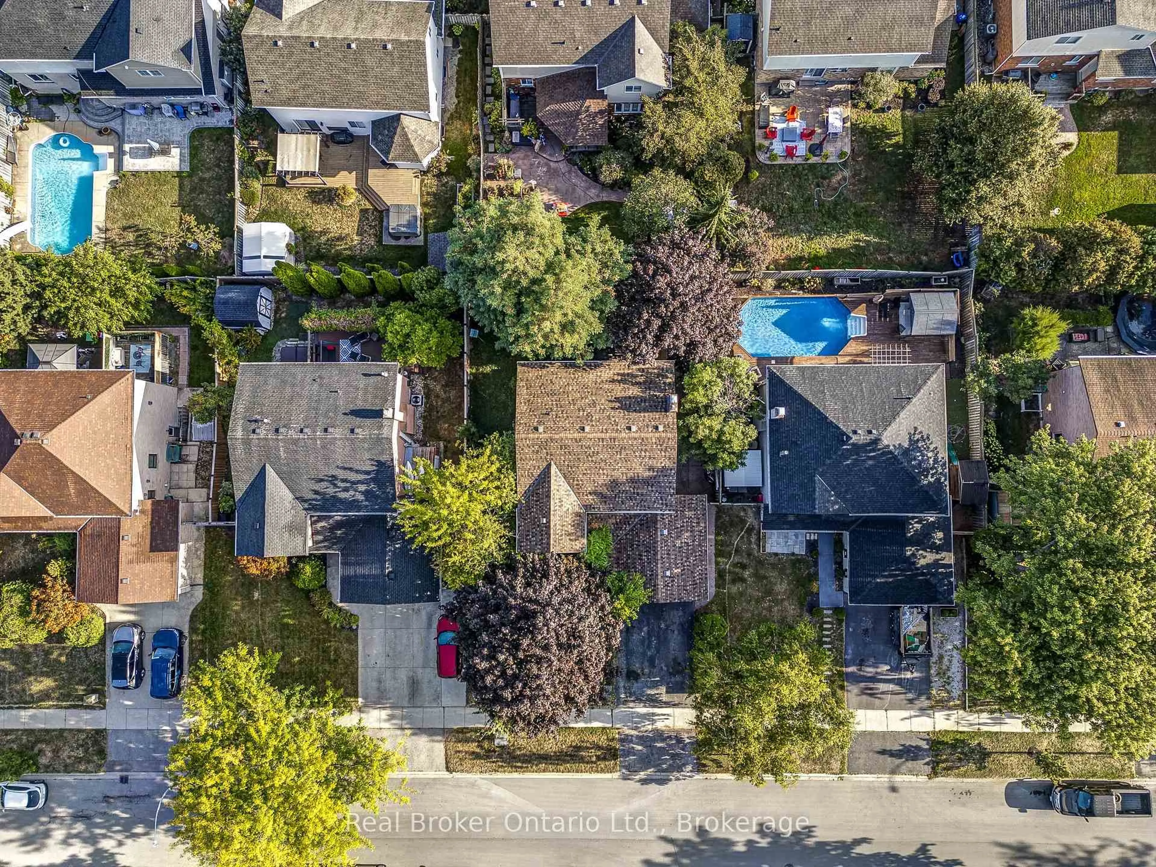 A pic from outside/outdoor area/front of a property/back of a property/a pic from drone, street for 10 Jeanette Ave, Grimsby Ontario L3M 5B4