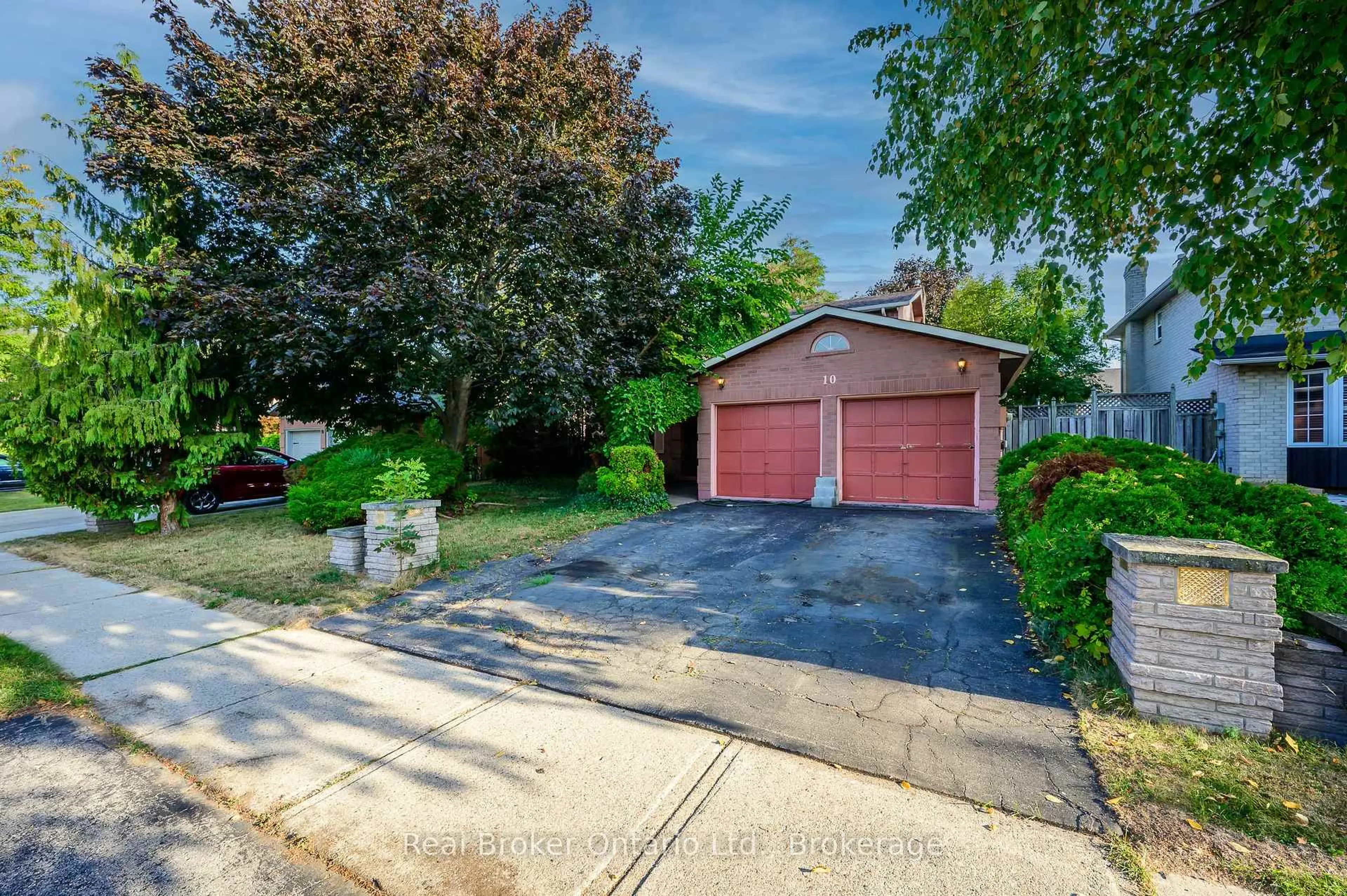 A pic from outside/outdoor area/front of a property/back of a property/a pic from drone, street for 10 Jeanette Ave, Grimsby Ontario L3M 5B4