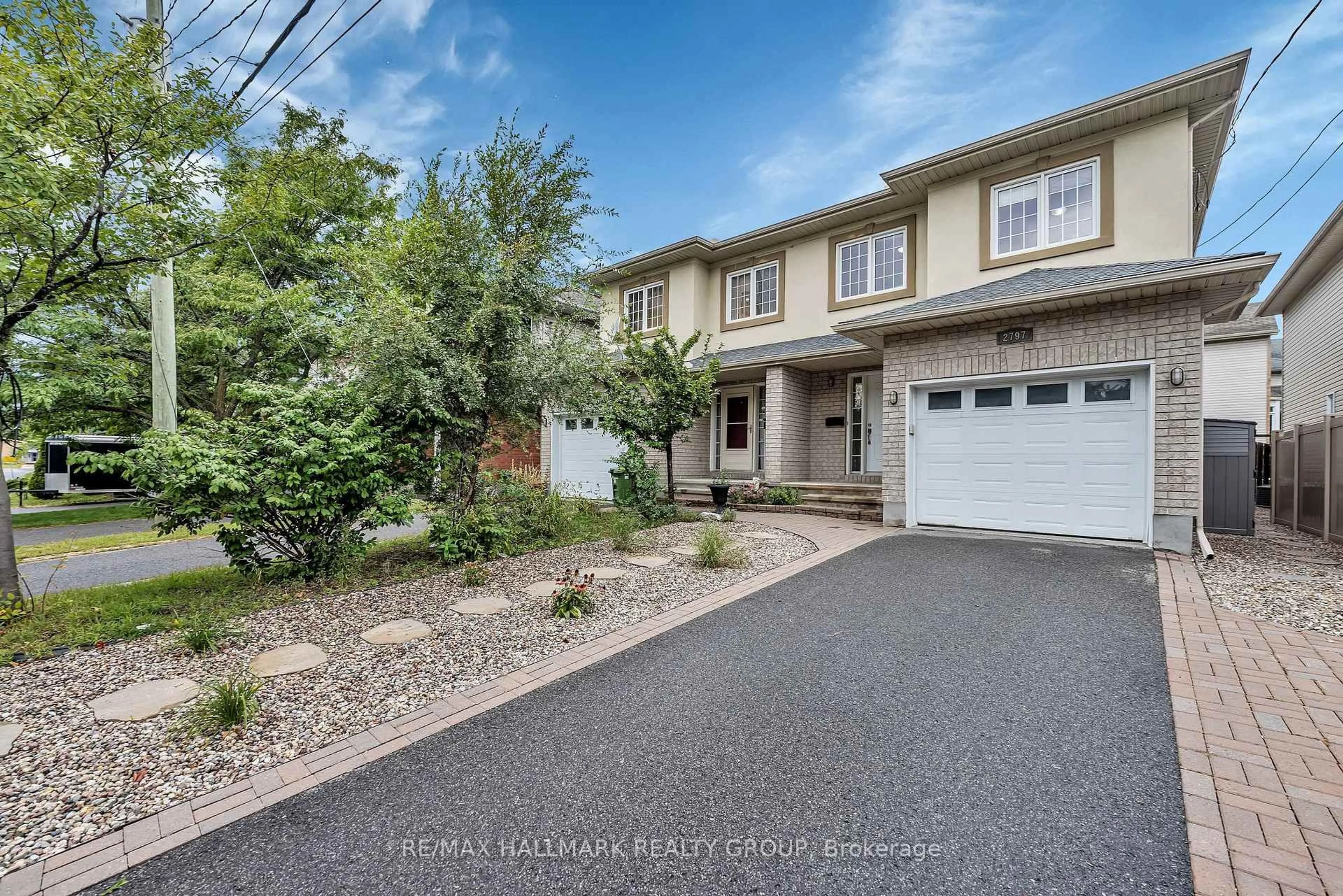 A pic from outside/outdoor area/front of a property/back of a property/a pic from drone, street for 2797 ST. STEPHEN'S St, Ottawa Ontario K2B 1B6
