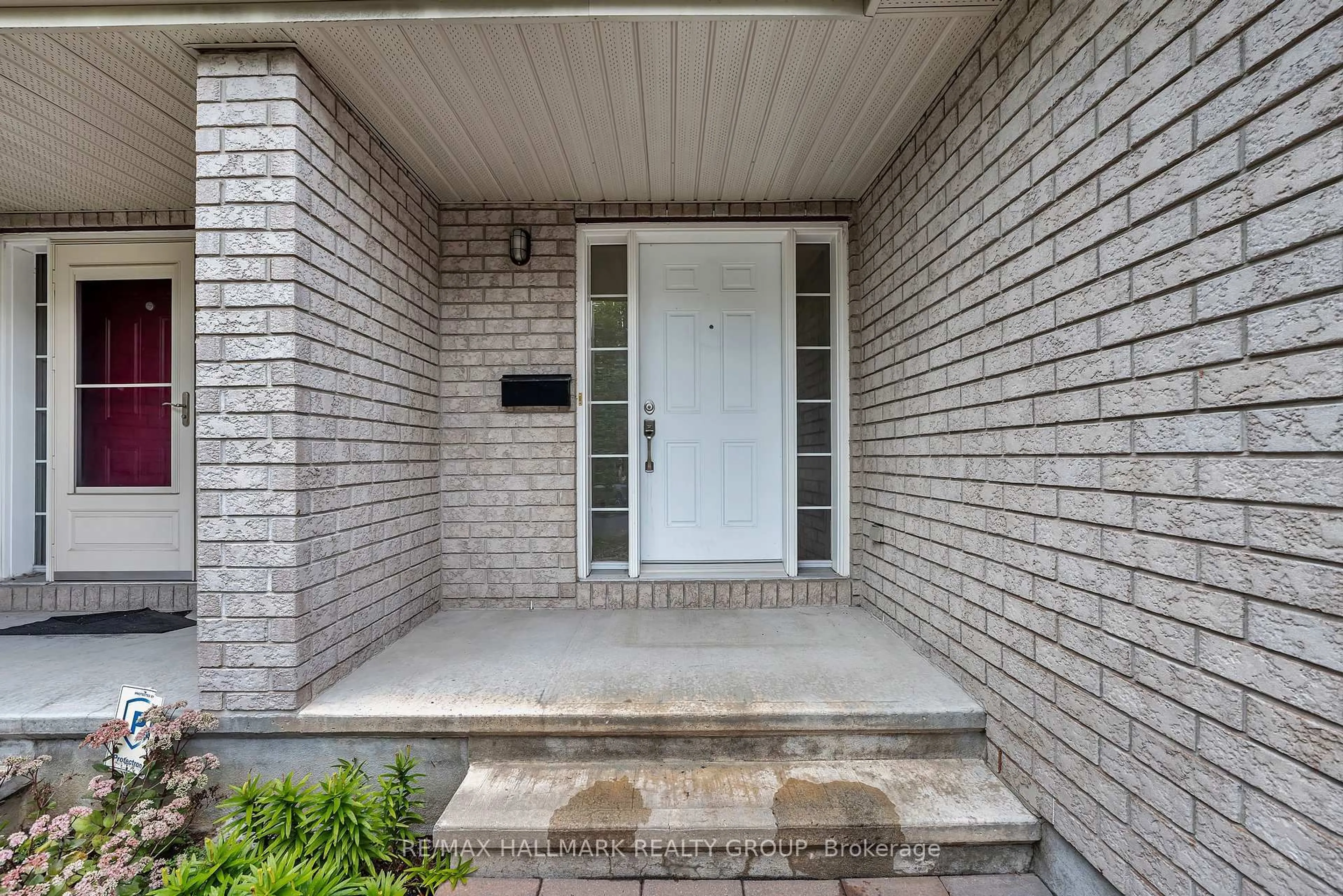 Indoor entryway for 2797 ST. STEPHEN'S St, Ottawa Ontario K2B 1B6