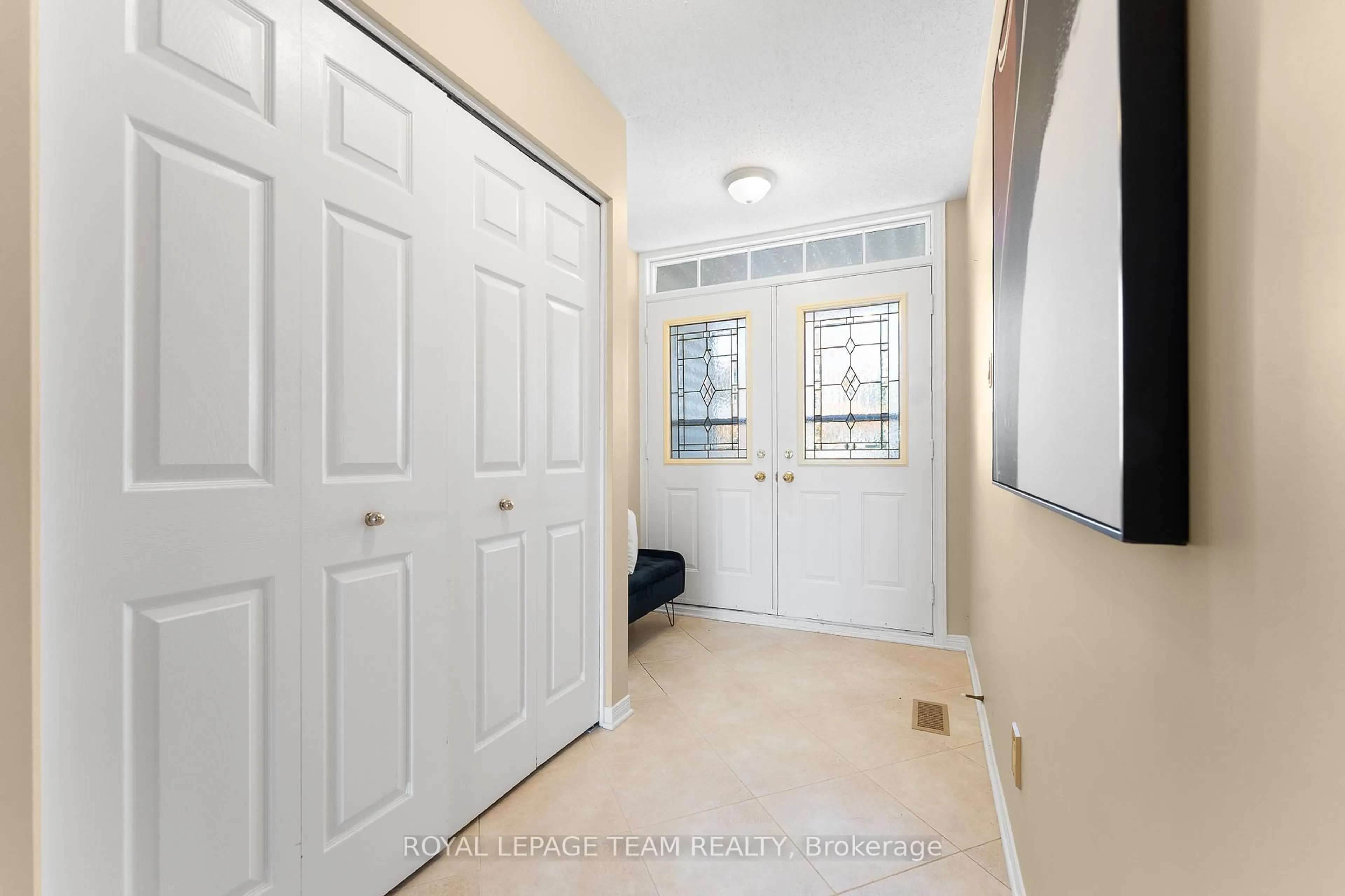 Indoor entryway for 16 Oyster Bay Crt, Stittsville Ontario K2S 1H3